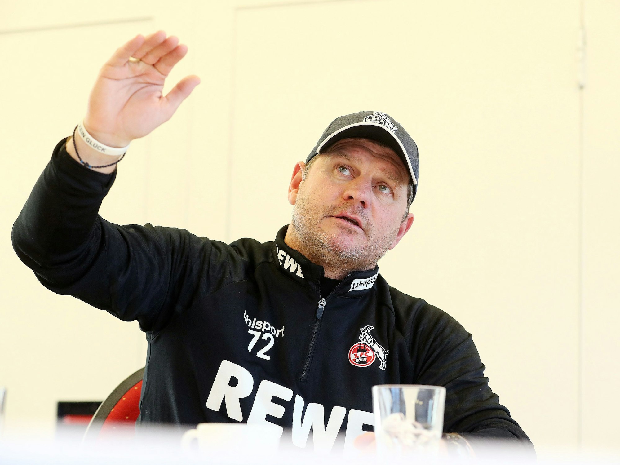 Steffen Baumgart gibt ein Interview.