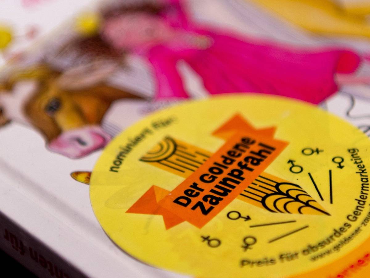 Auf dem Foto (aufgenommen am 3. März 2017 in Berlin) sieht man einen Aufkleber mit der Aufschrift "Der Goldene Zaunpfahl". Er klebt auf einem rosafarbenen, für Mädchen bestimmten Buch.