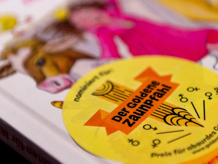 Auf dem Foto (aufgenommen am 3. März 2017 in Berlin) sieht man einen Aufkleber mit der Aufschrift "Der Goldene Zaunpfahl". Er klebt auf einem rosafarbenen, für Mädchen bestimmten Buch.