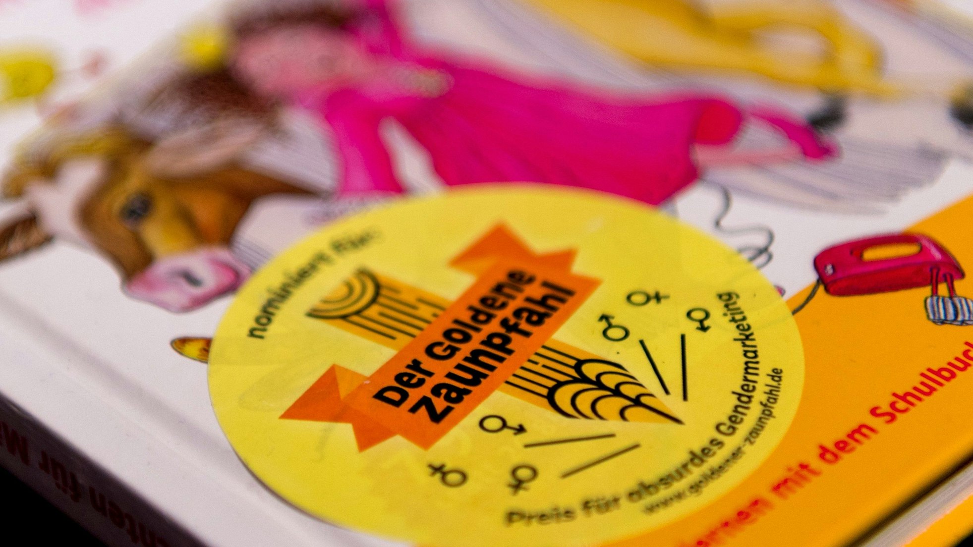 Auf dem Foto (aufgenommen am 3. März 2017 in Berlin) sieht man einen Aufkleber mit der Aufschrift "Der Goldene Zaunpfahl". Er klebt auf einem rosafarbenen, für Mädchen bestimmten Buch.