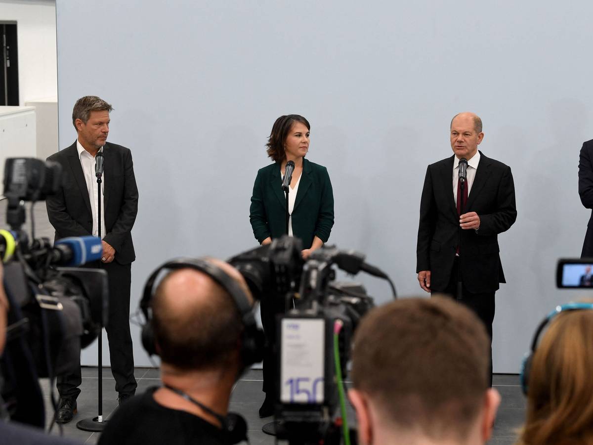 Das Foto (aufgenommen am 15. Oktober 2021 in Berlin) zeigt die Parteivorsitzenden Annalena Baerbock, Olaf Scholz und Christian Lindner und Robert Habeck.