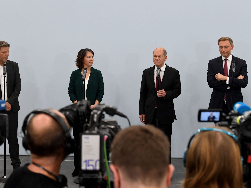 Das Foto (aufgenommen am 15. Oktober 2021 in Berlin) zeigt die Parteivorsitzenden Annalena Baerbock, Olaf Scholz und Christian Lindner und Robert Habeck.