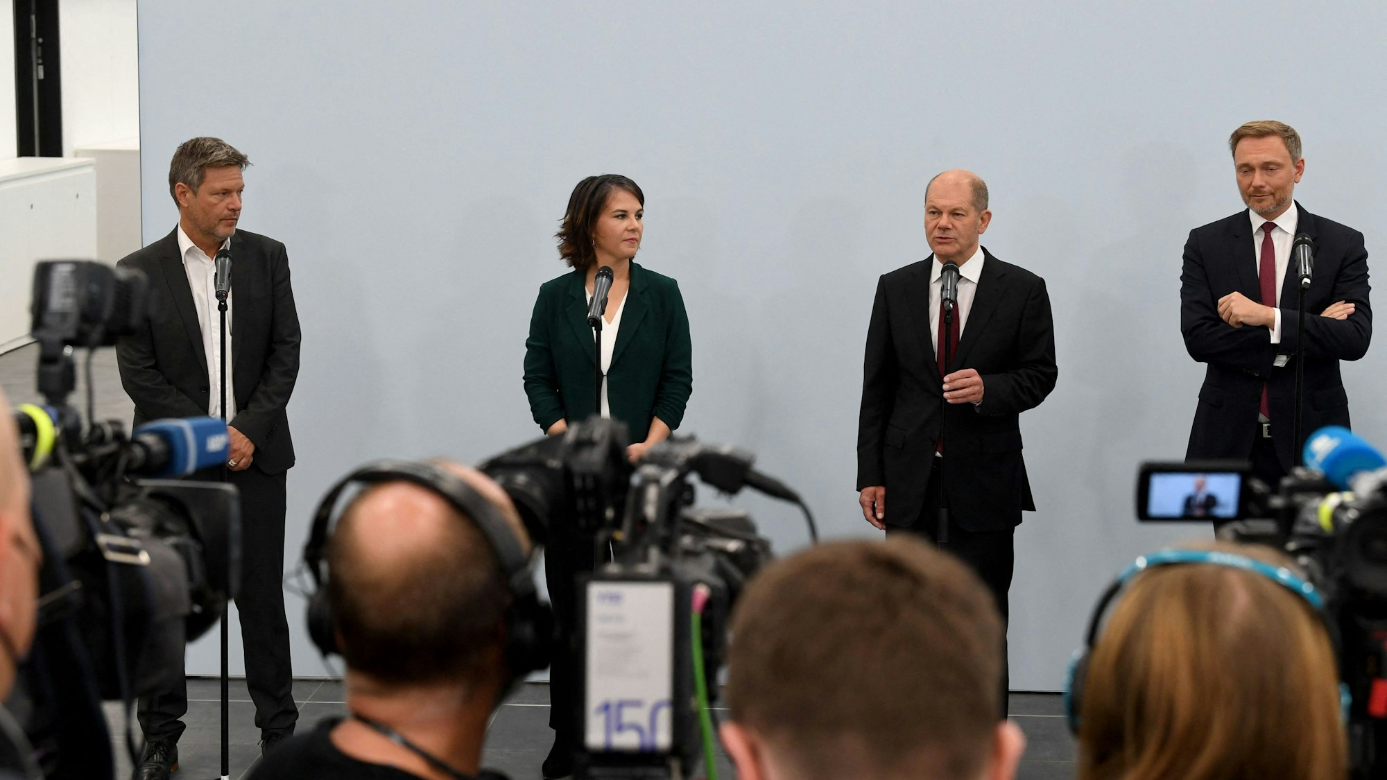 Das Foto (aufgenommen am 15. Oktober 2021 in Berlin) zeigt die Parteivorsitzenden Annalena Baerbock, Olaf Scholz und Christian Lindner und Robert Habeck.