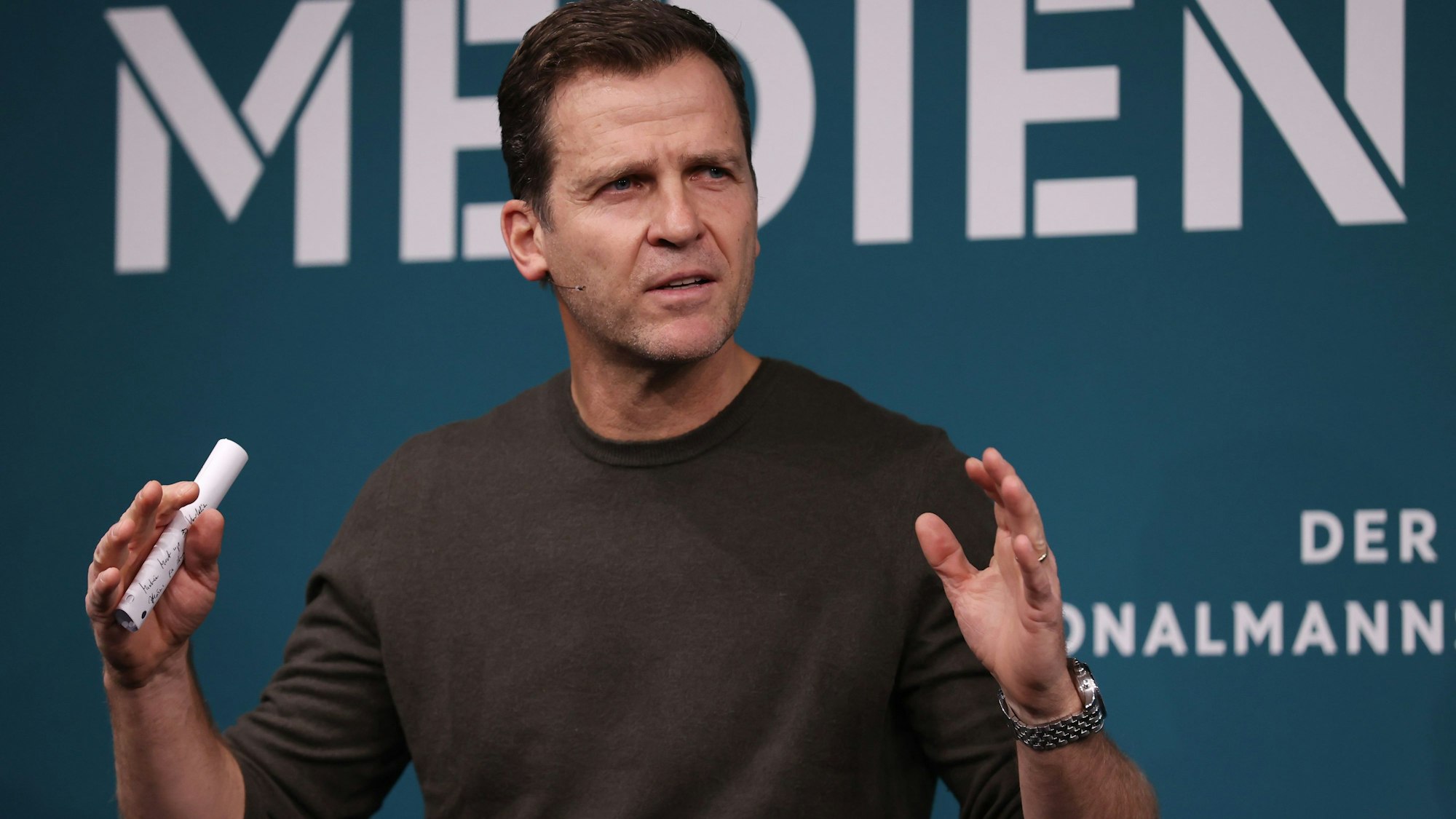 Oliver Bierhoff spricht bei einer Pressekonferenz.