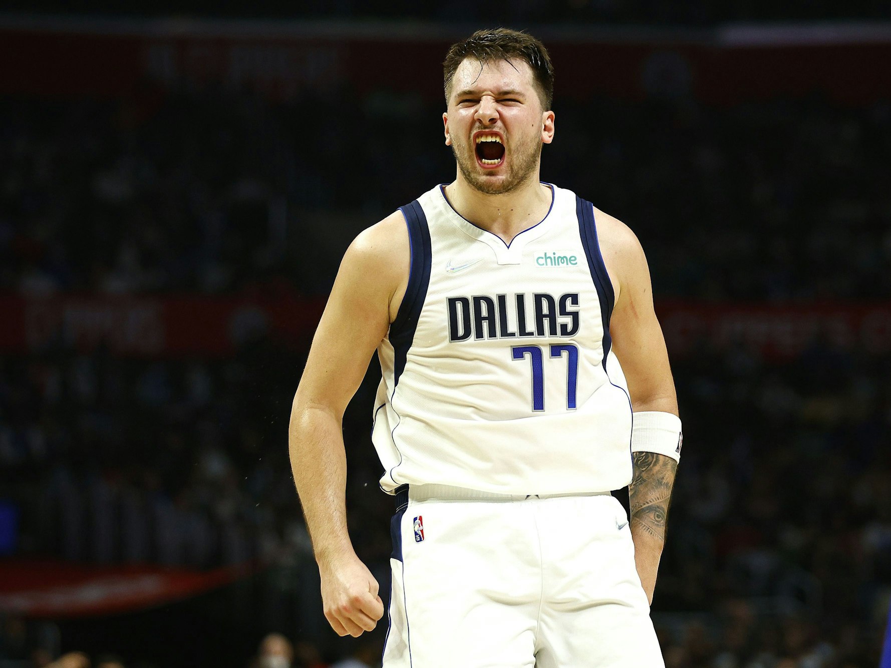 NBA-Star Luka Doncic jubelt beim 112:104-Sieg der Dallas Mavericks über die Los Angeles Clippers