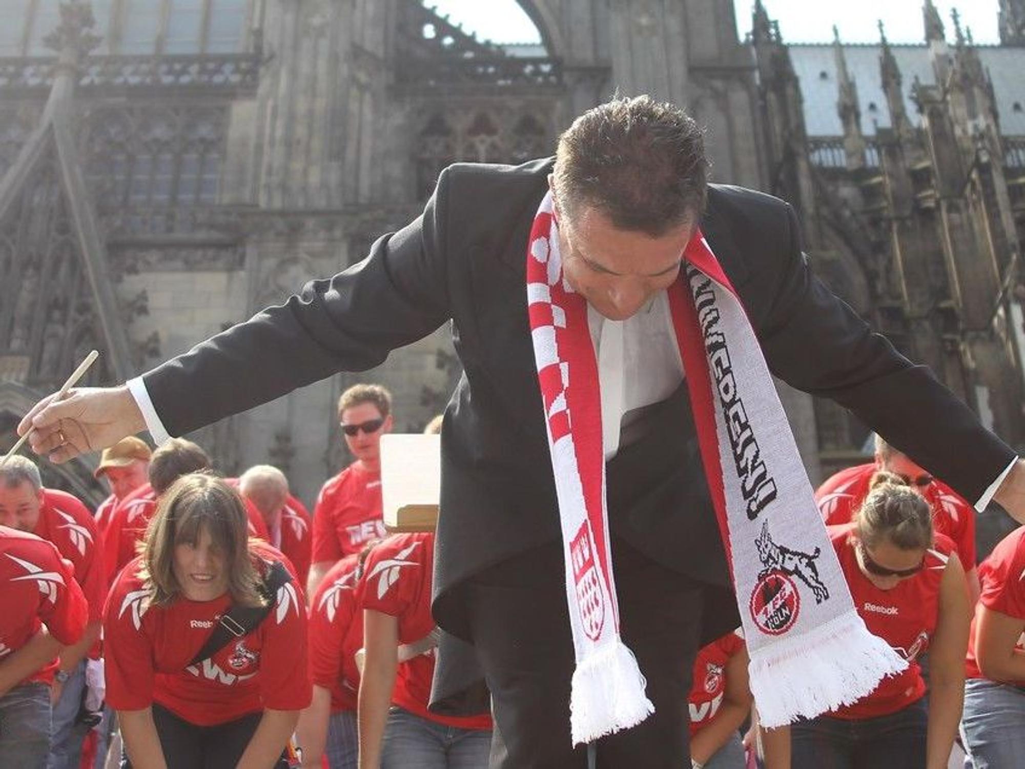 Moderator Linüs Büttgen bei einem Termin mit dem 1.FC Köln am Dom.