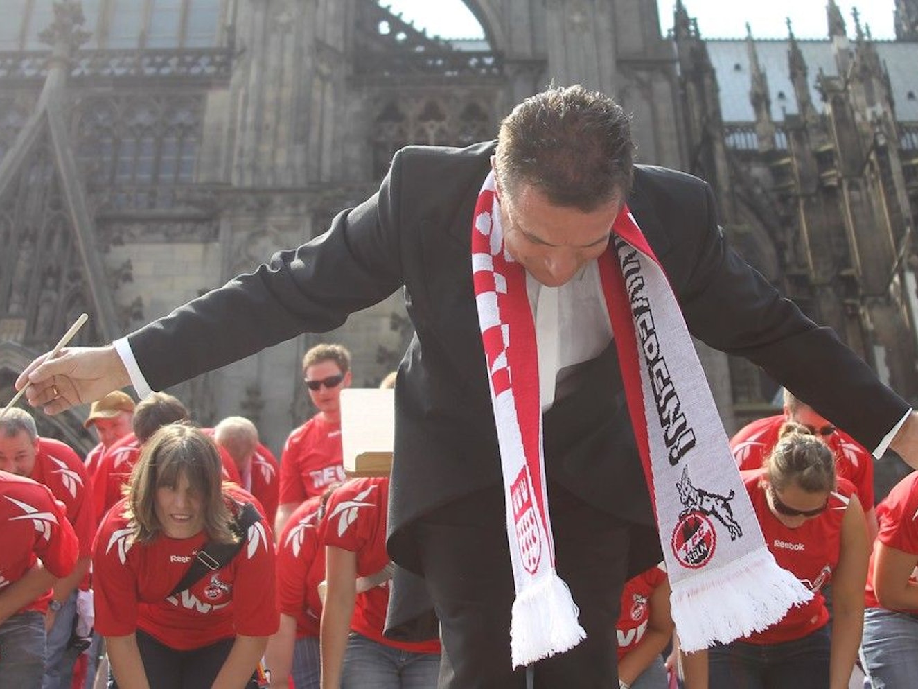 Moderator Linüs Büttgen bei einem Termin mit dem 1.FC Köln am Dom.