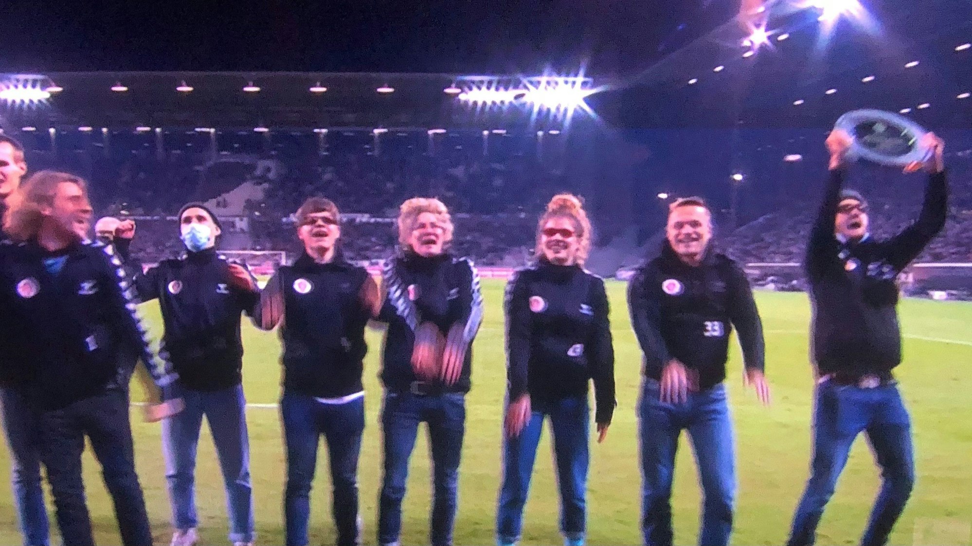 Emotionale Szenen am Millerntor: Die Blindenfußball-Mannschaft des FC St. Pauli feiert in der Halbzeit.