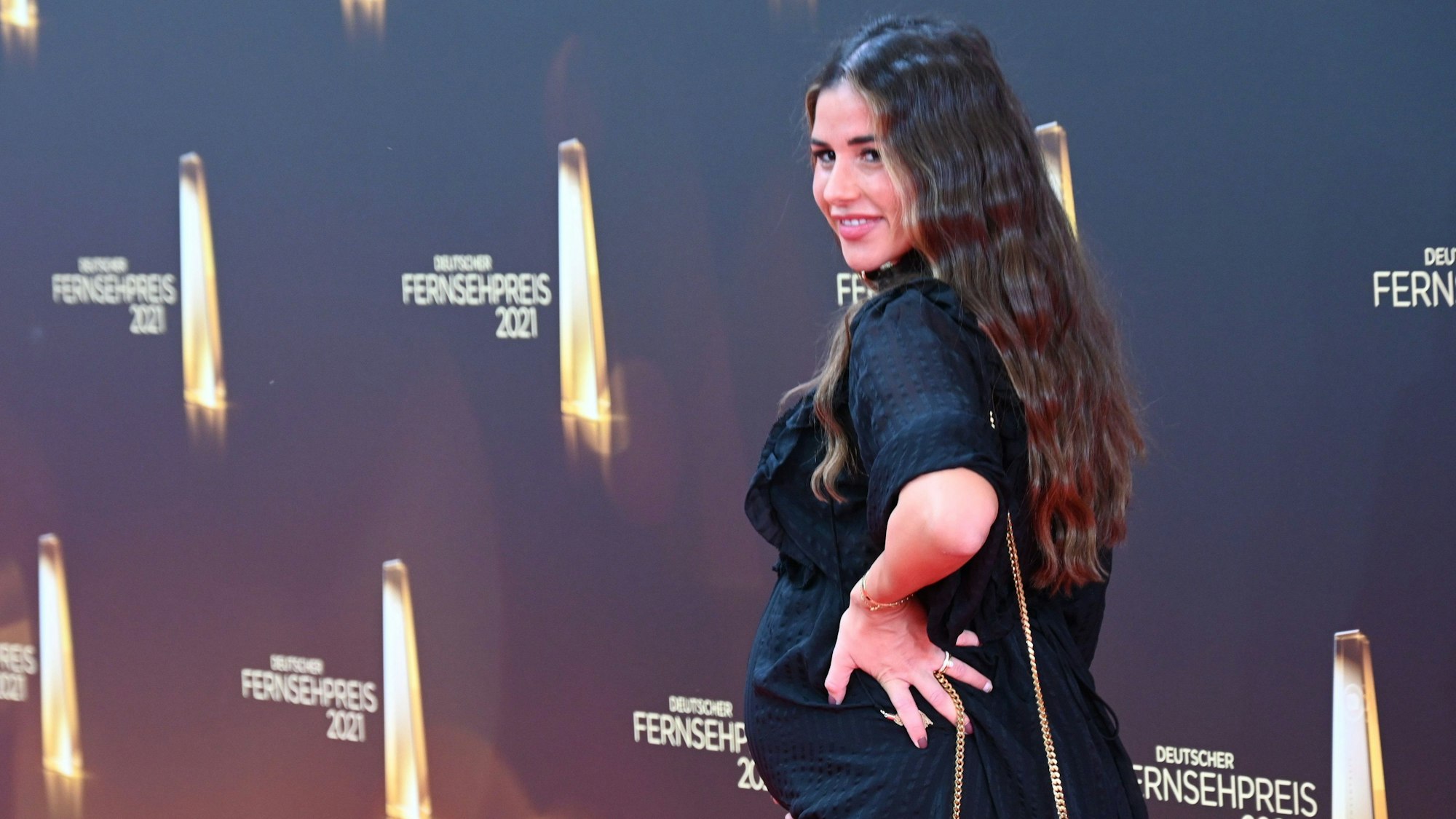 Die schwangere Sängerin Sarah Engels kommt zur Verleihung des Deutschen Fernsehpreises 2021 im Tanzbrunnen.