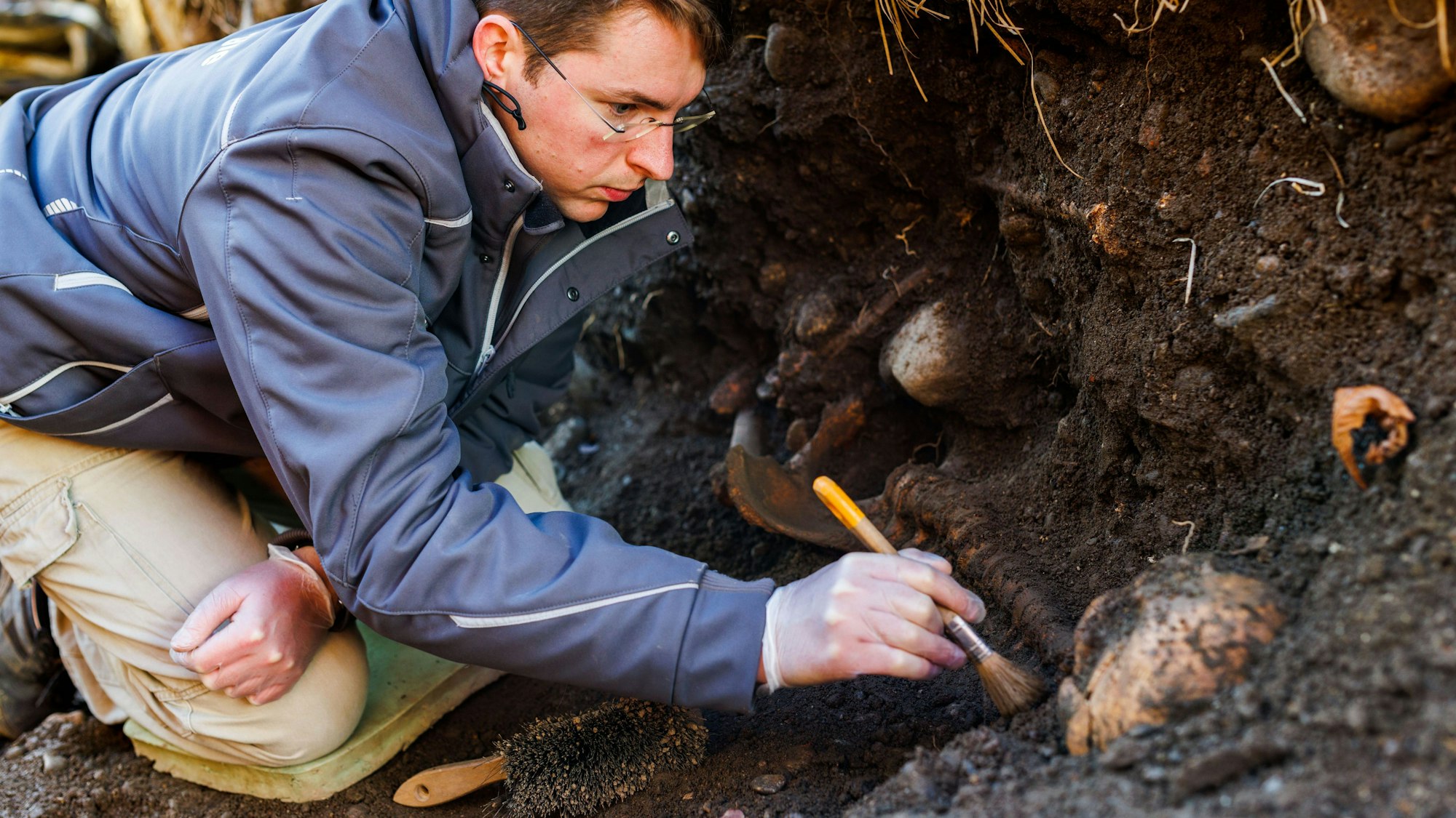 Der großer Leprafriedhof in Freiburg wird ausgegraben. Auf dem Foto (aufgenommen am 8. November 2021) sieht man, wie ein Archäologe ein Skelett ausgräbt.