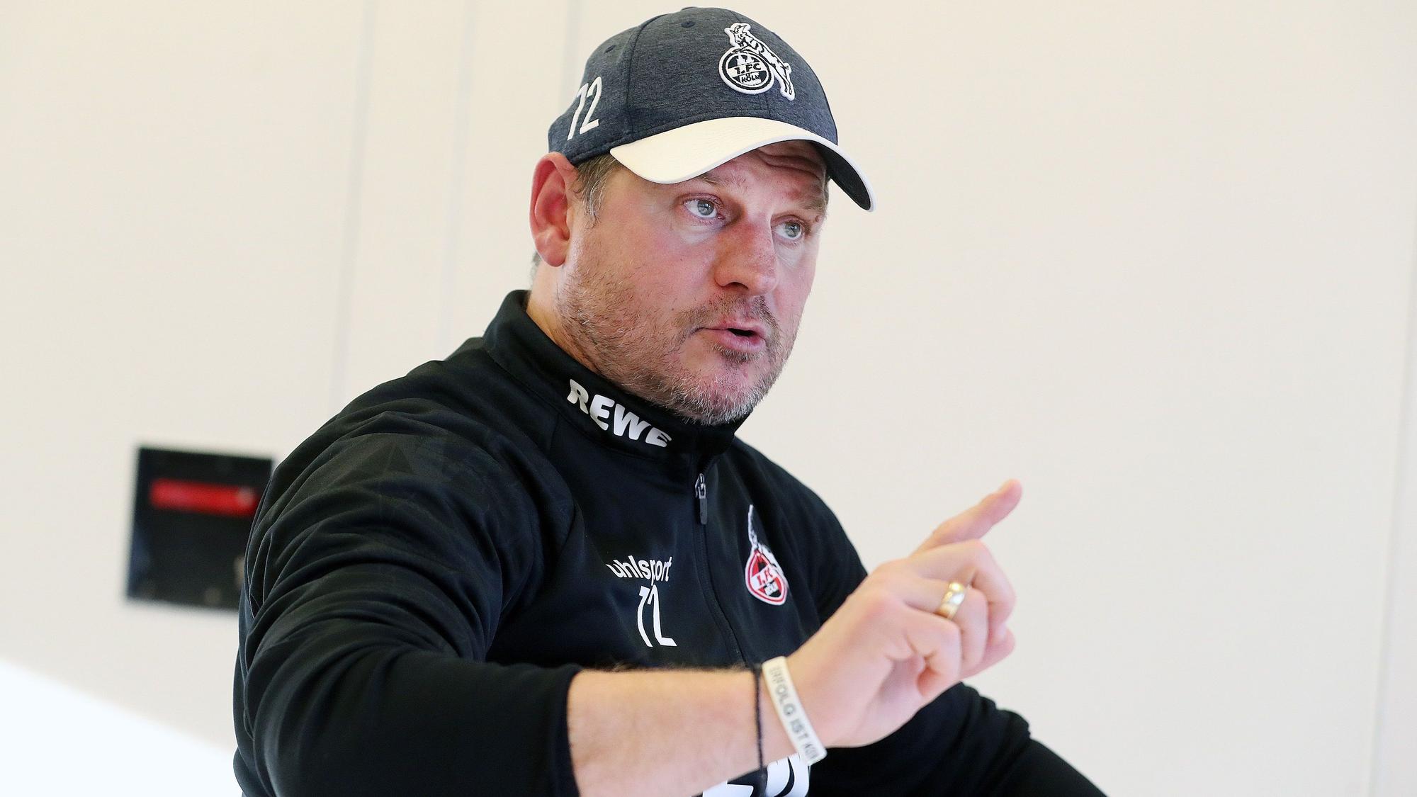 Steffen Baumgart gibt ein Interview.