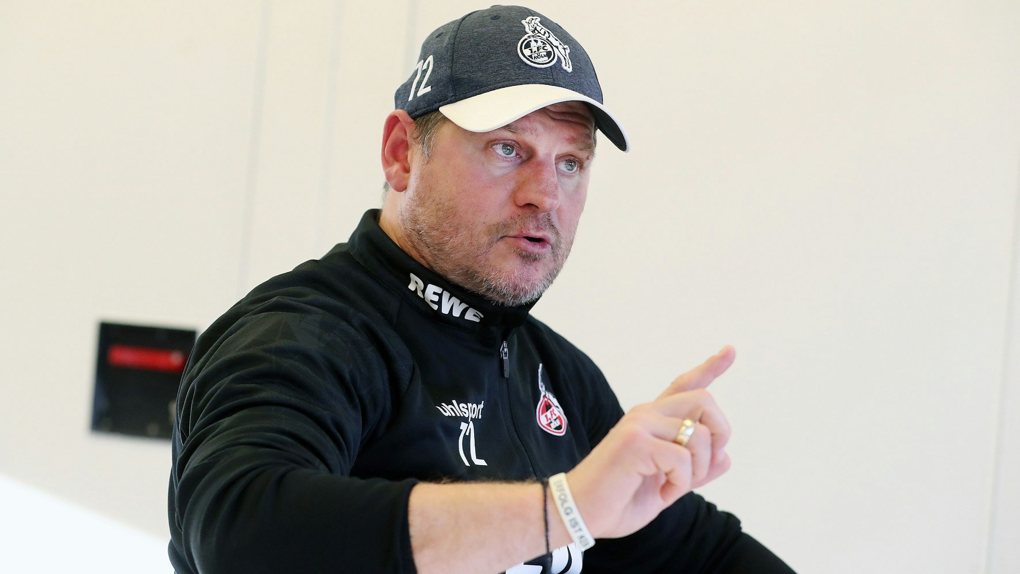 Steffen Baumgart gibt ein Interview.