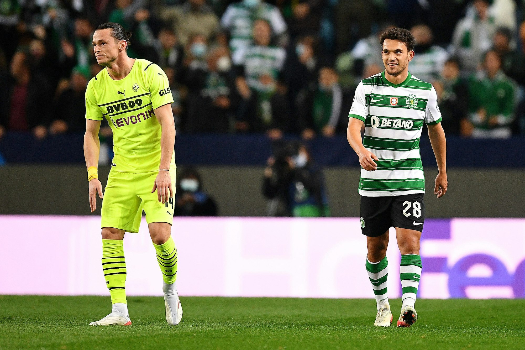 Pedro Goncalvez lacht, Dortmunds Nico Schulz schaut bedient.