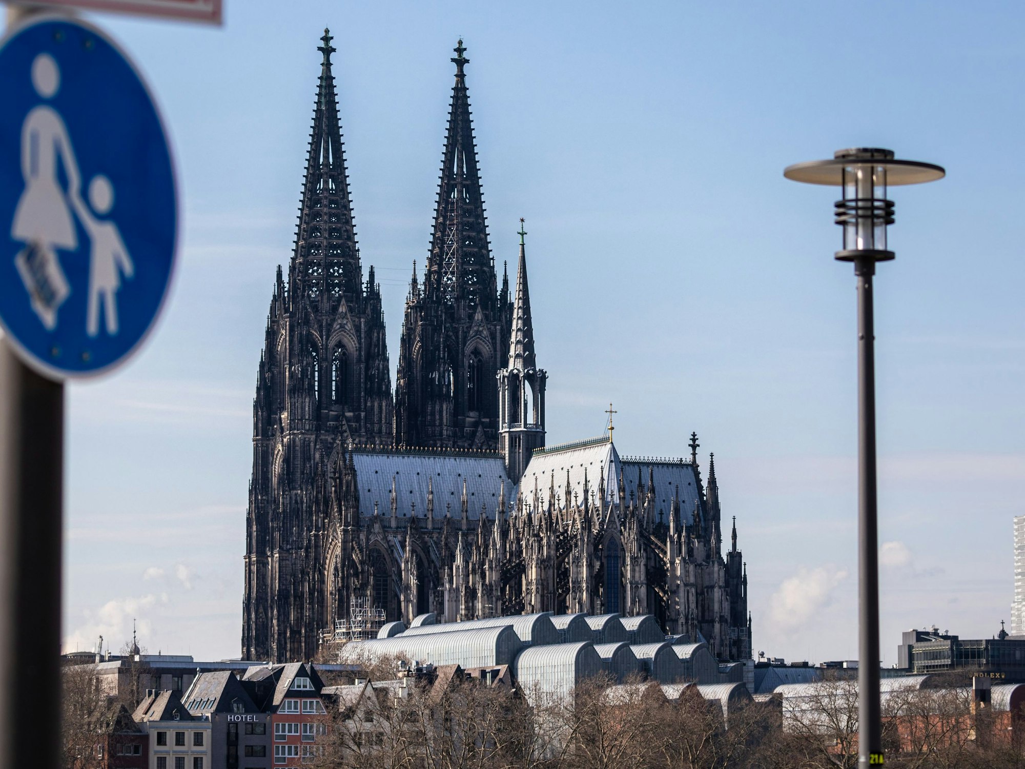 Der Kölner Dom ist hinter dem Schild für eine Fußgängerzone zu sehen.