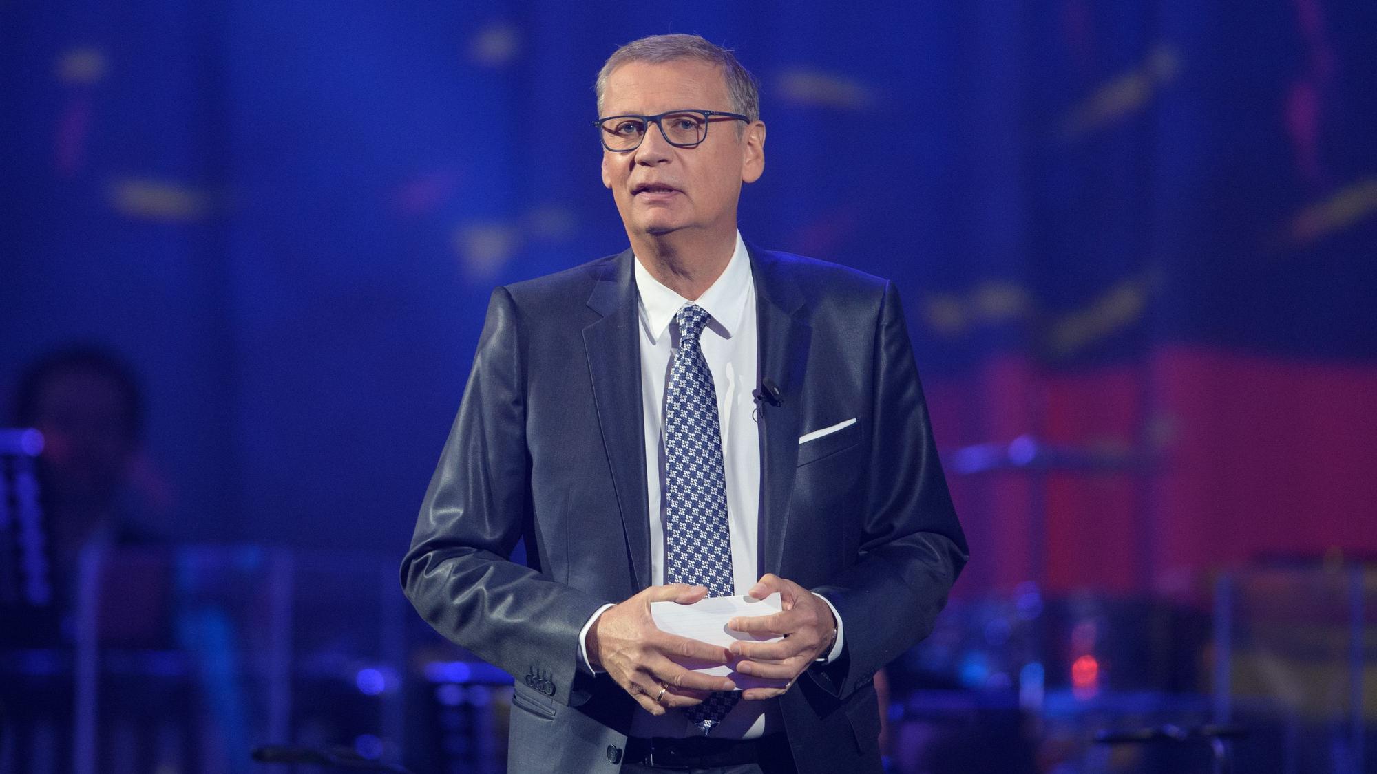 Günther Jauch moderiert in der Metropolis-Halle beim Festakt zum 30. Jahrestag der Deutschen Einheit auf der Bühne eine Talkrunde.