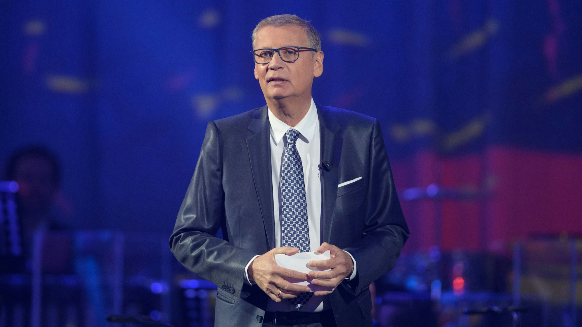 Günther Jauch moderiert in der Metropolis-Halle beim Festakt zum 30. Jahrestag der Deutschen Einheit auf der Bühne eine Talkrunde.