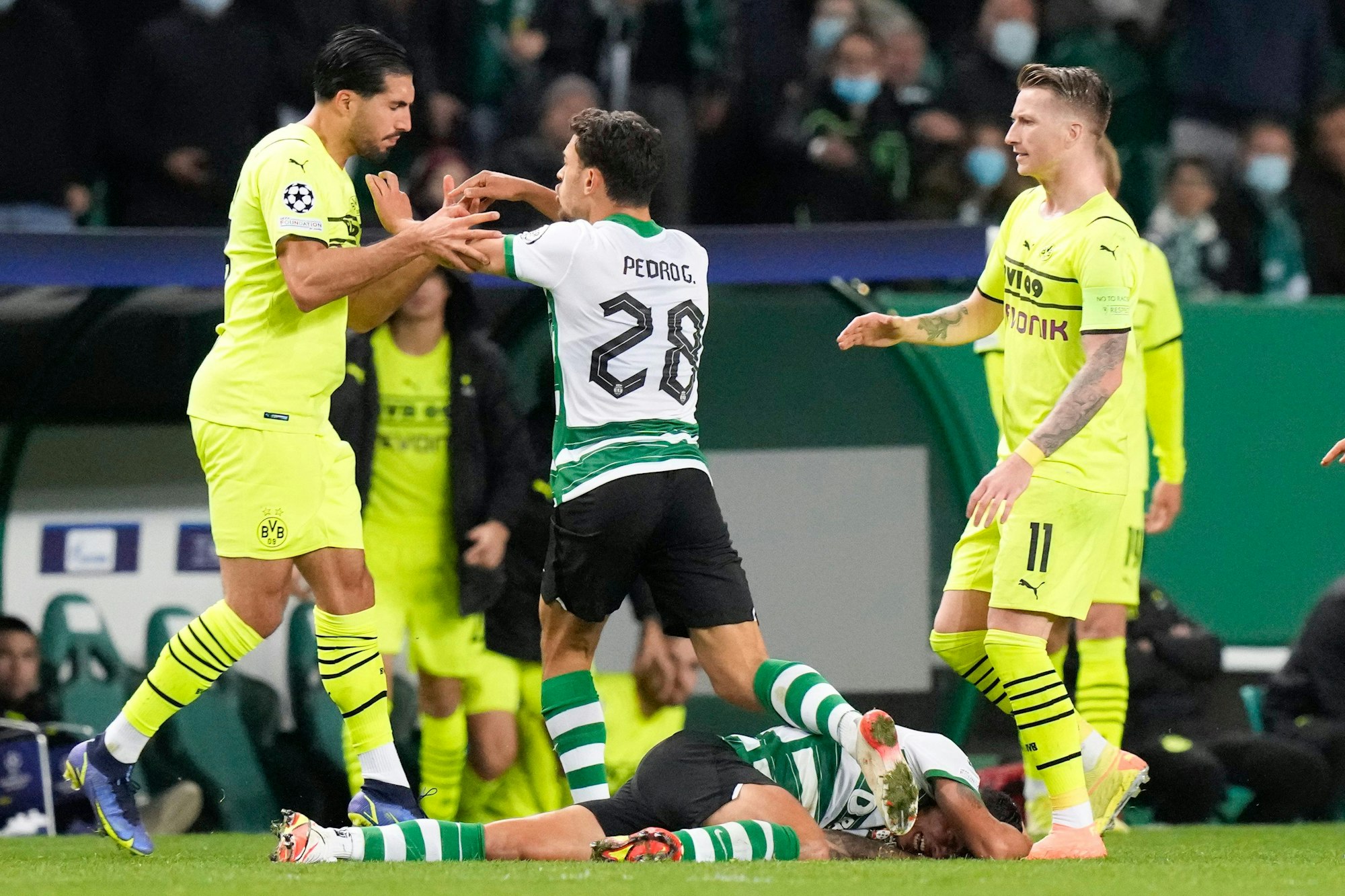 Emre Can und Pedro Goncalvez fetzen sich nach einem Foul des Portugiesen