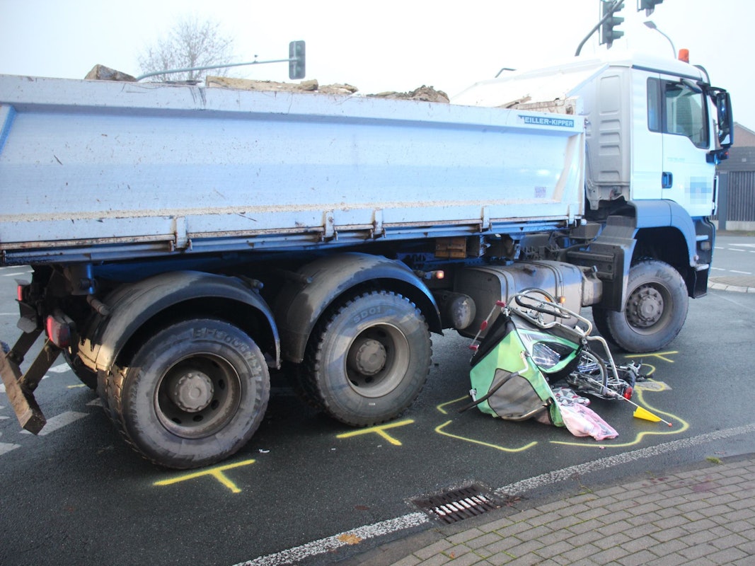 Eine Frau und ein Kind sind unter einen Lkw geraten.
