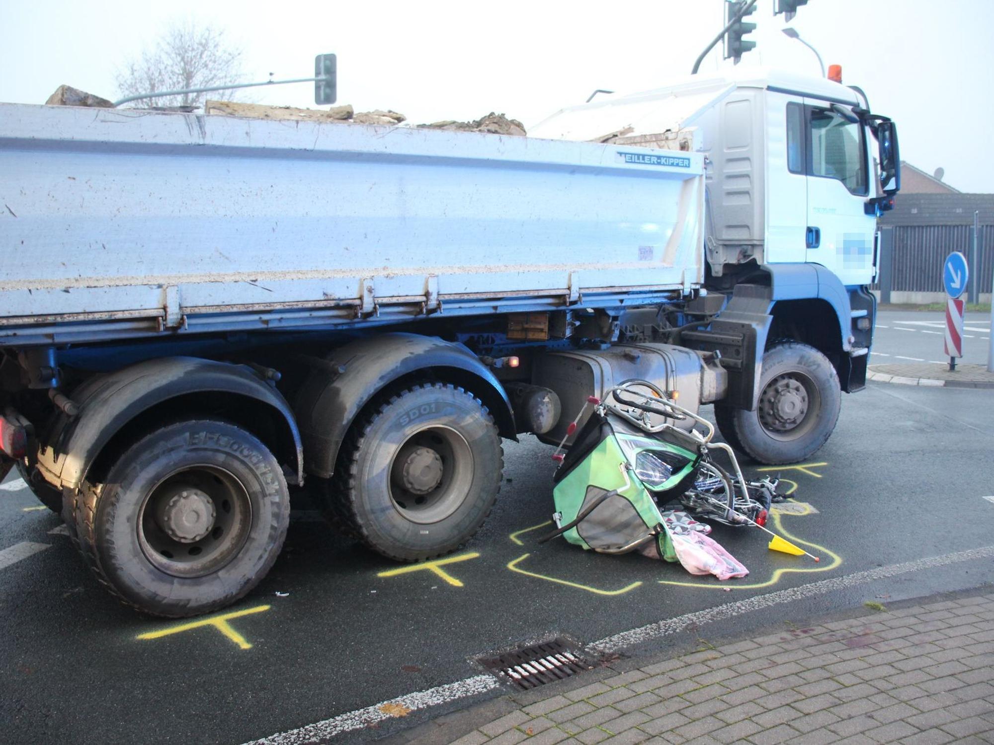 Eine Frau und ein Kind sind unter einen Lkw geraten.