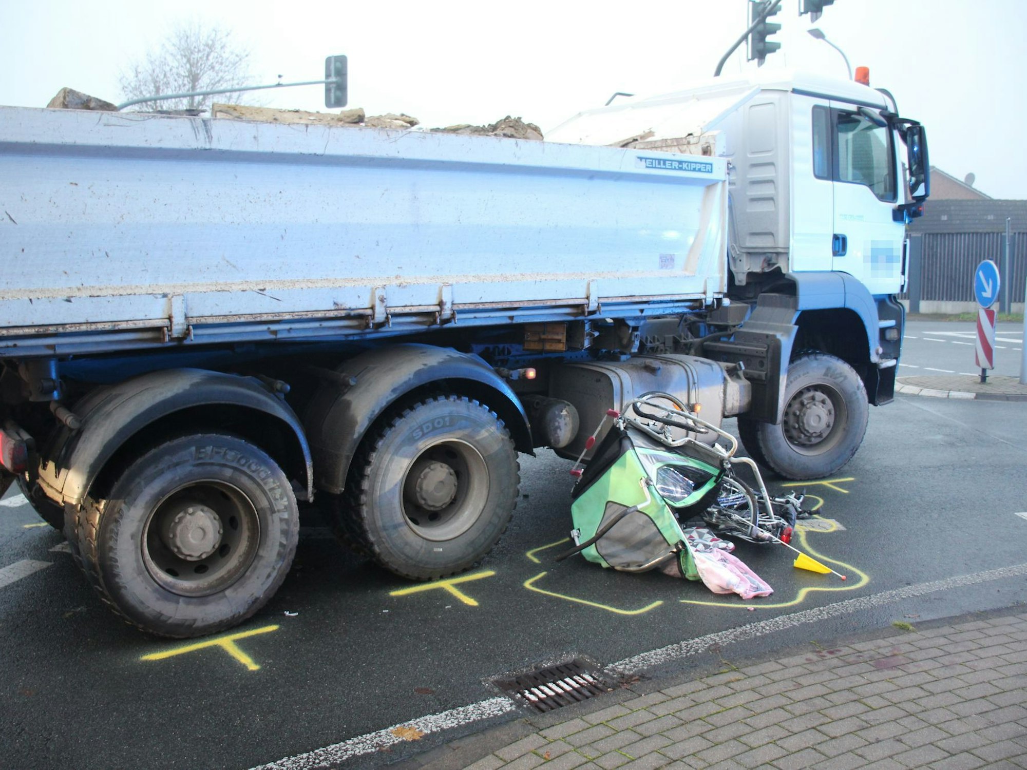 Eine Frau und ein Kind sind unter einen Lkw geraten.