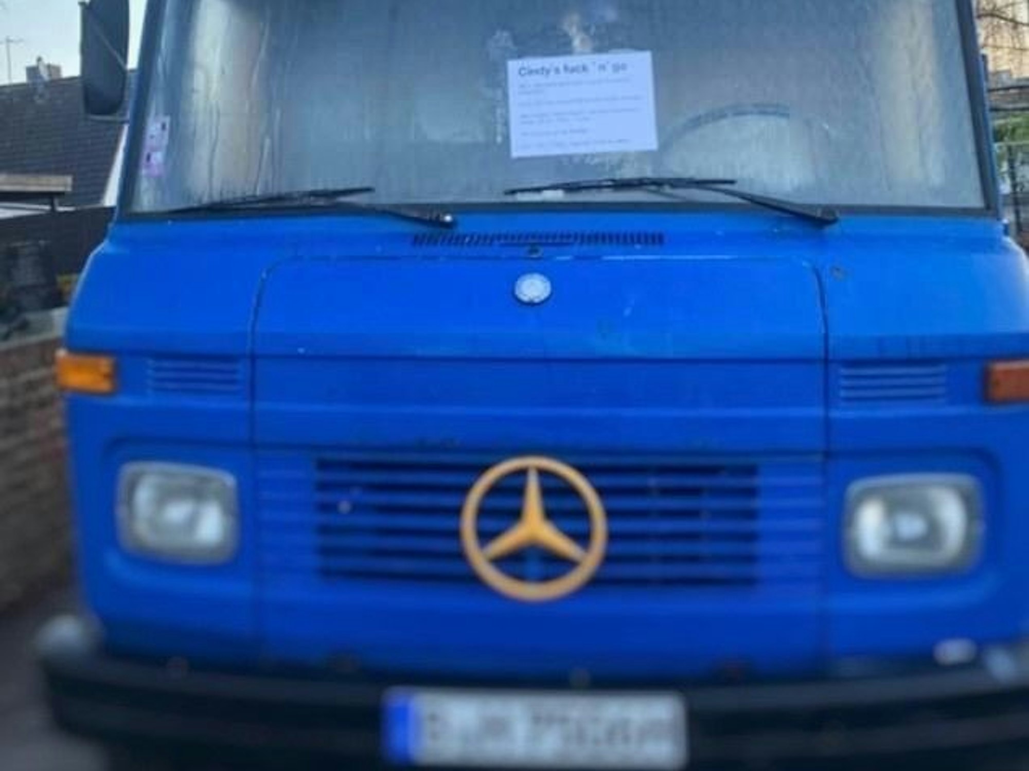 Mercedes am Lövenicher Friedhof