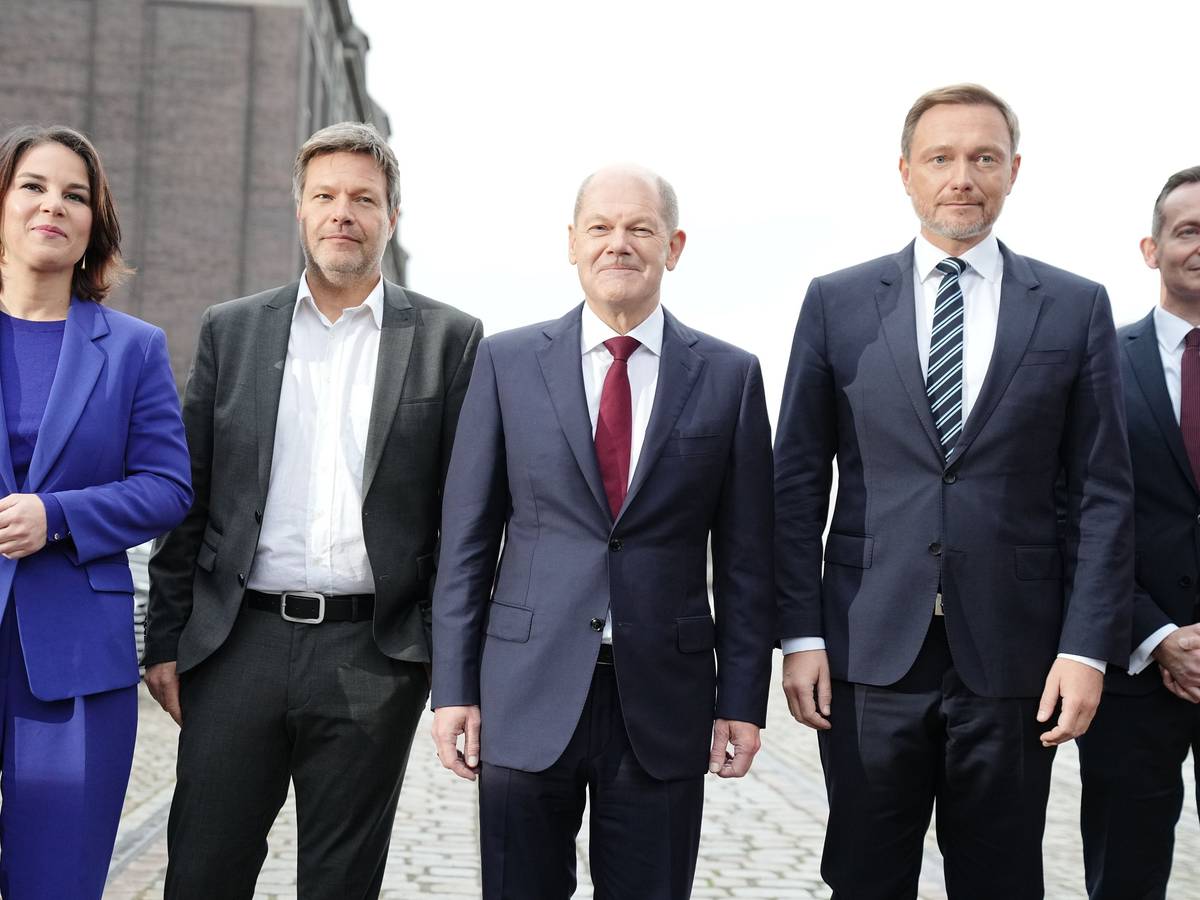 Norbert Walter-Borjans (SPD, von links), Annalena Baerbock und Robert Habeck (Grüne), Olaf Scholz (SPD) sowie Christian Lindner und Volker Wissing (FDP) kommen zur Pressekonferenz, um den gemeinsamen Koalitionsvertrag der Ampel-Parteien vorzustellen.