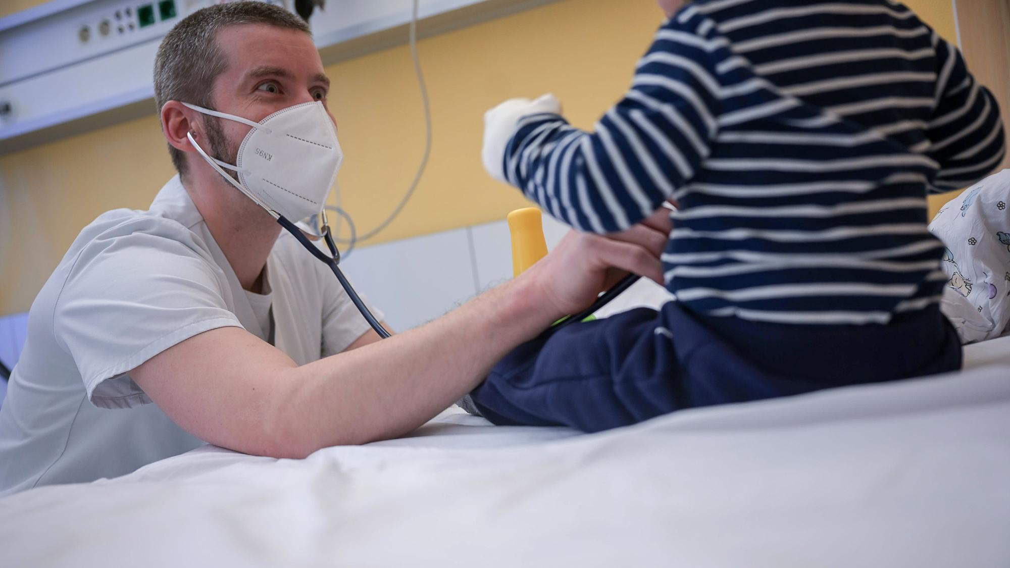 Ein Arzt untersucht im Olgahospital des Klinikums Stuttgart ein Kind.