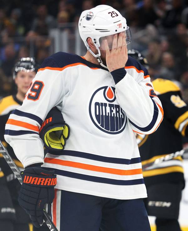 Oilers-Star Leon Draisaitl wischt sich beim Spiel gegen die Boston Bruins durch sein Gesicht