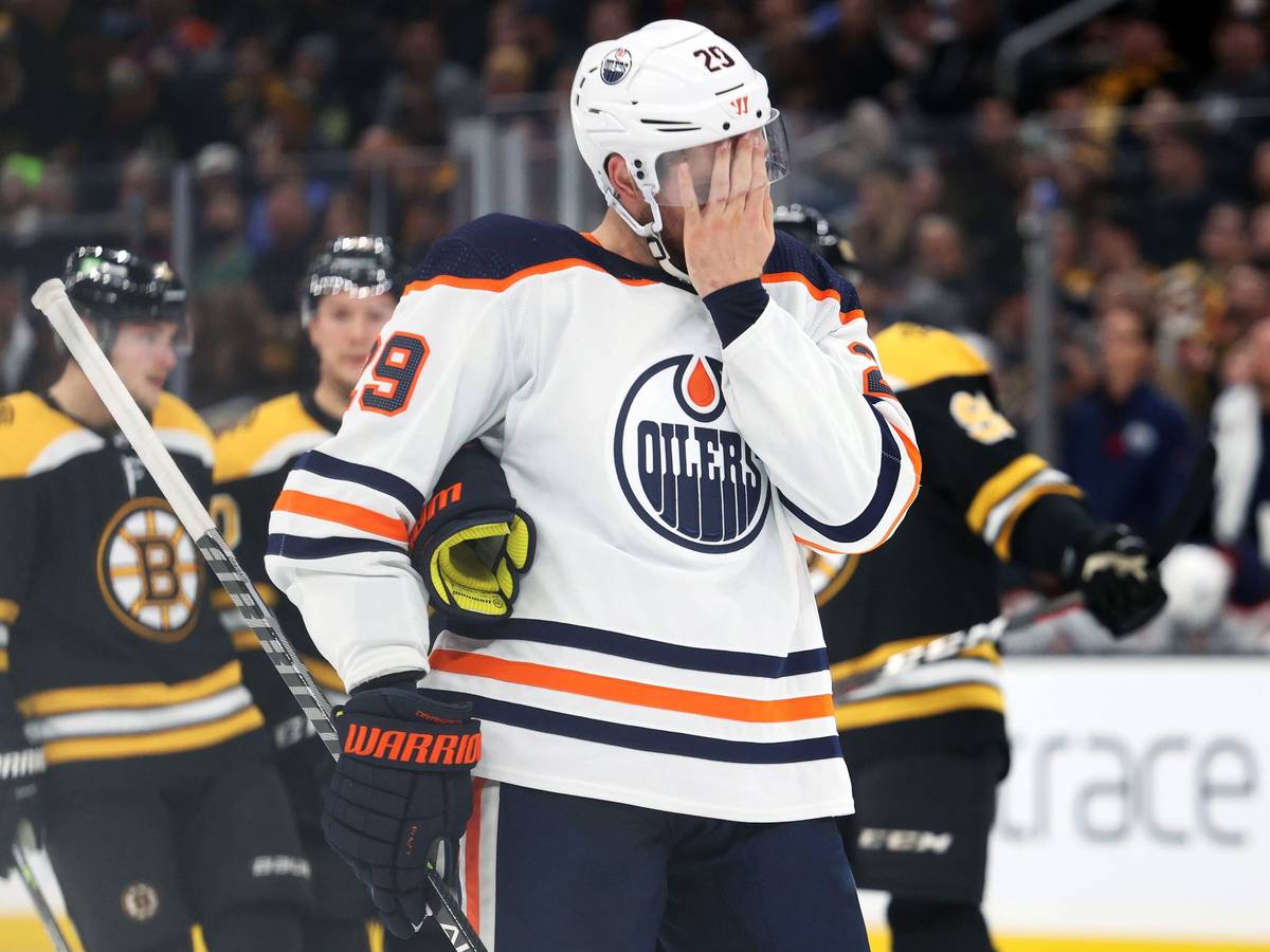 Oilers-Star Leon Draisaitl wischt sich beim Spiel gegen die Boston Bruins durch sein Gesicht