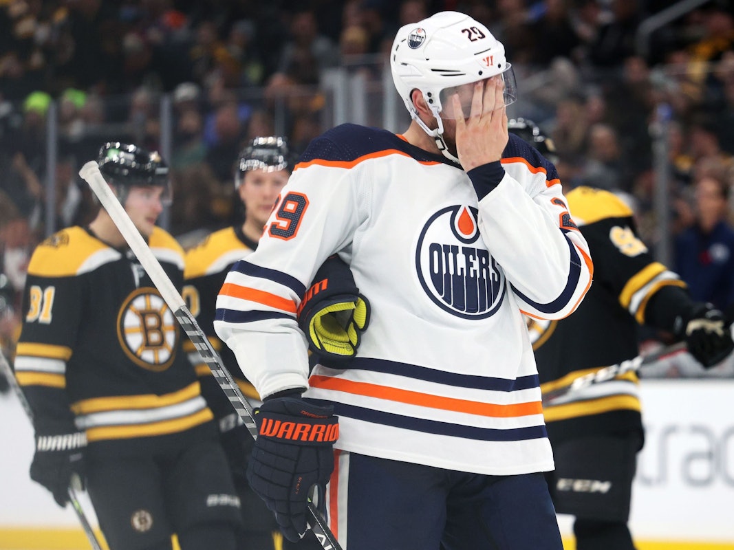 Oilers-Star Leon Draisaitl wischt sich beim Spiel gegen die Boston Bruins durch sein Gesicht