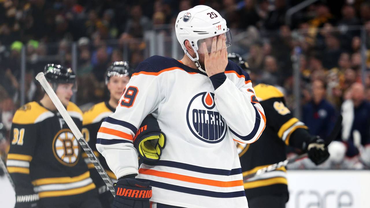 Oilers-Star Leon Draisaitl wischt sich beim Spiel gegen die Boston Bruins durch sein Gesicht