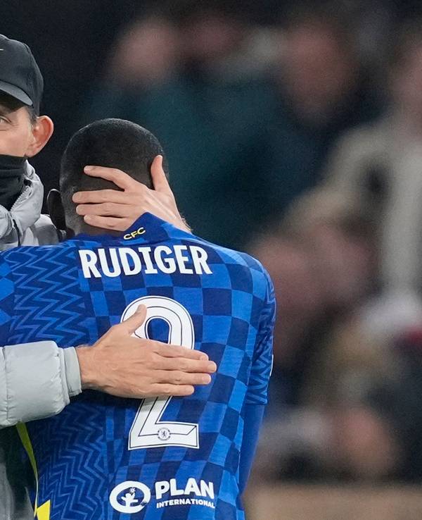 Chelsea-Trainer Thomas Tuchel umarmt Verteidiger Antonio Rüdiger nach dem 4:0-Champions-League-Sieg über Juventus Turin