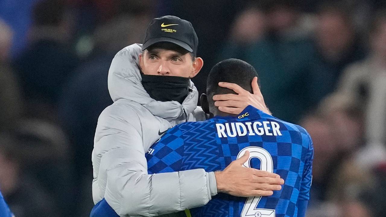 Chelsea-Trainer Thomas Tuchel umarmt Verteidiger Antonio Rüdiger nach dem 4:0-Champions-League-Sieg über Juventus Turin