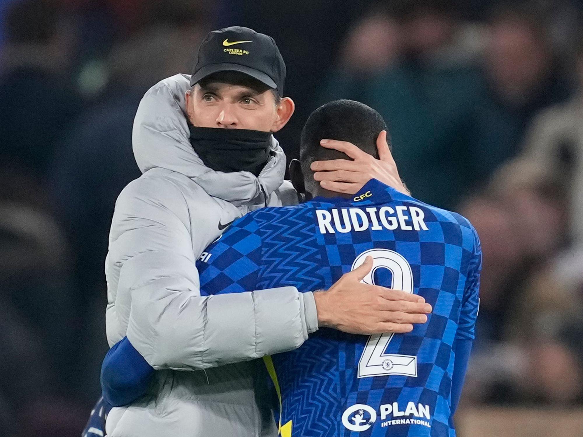 Chelsea-Trainer Thomas Tuchel umarmt Verteidiger Antonio Rüdiger nach dem 4:0-Champions-League-Sieg über Juventus Turin