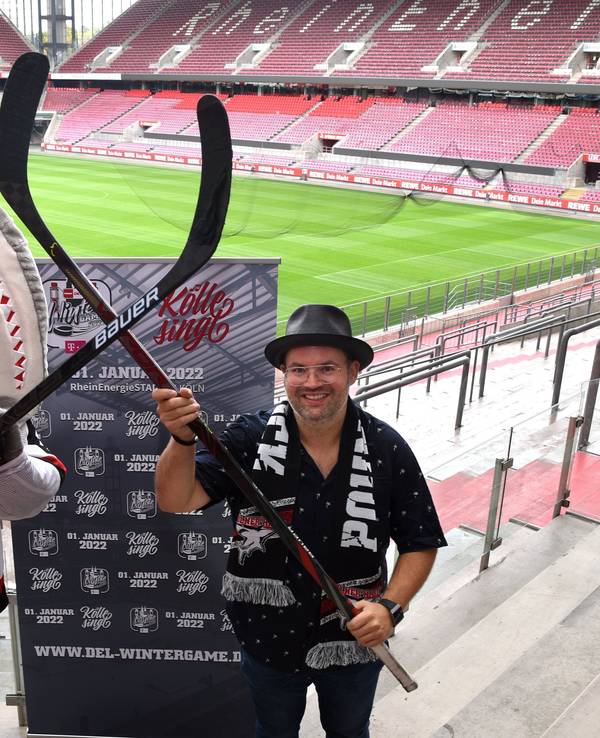 Sharky und Björn Heuser freuen sich auf die Eishockey Winterspiele im Rheinenergie Stadion.
Foto: Csaba Peter Rakoczy