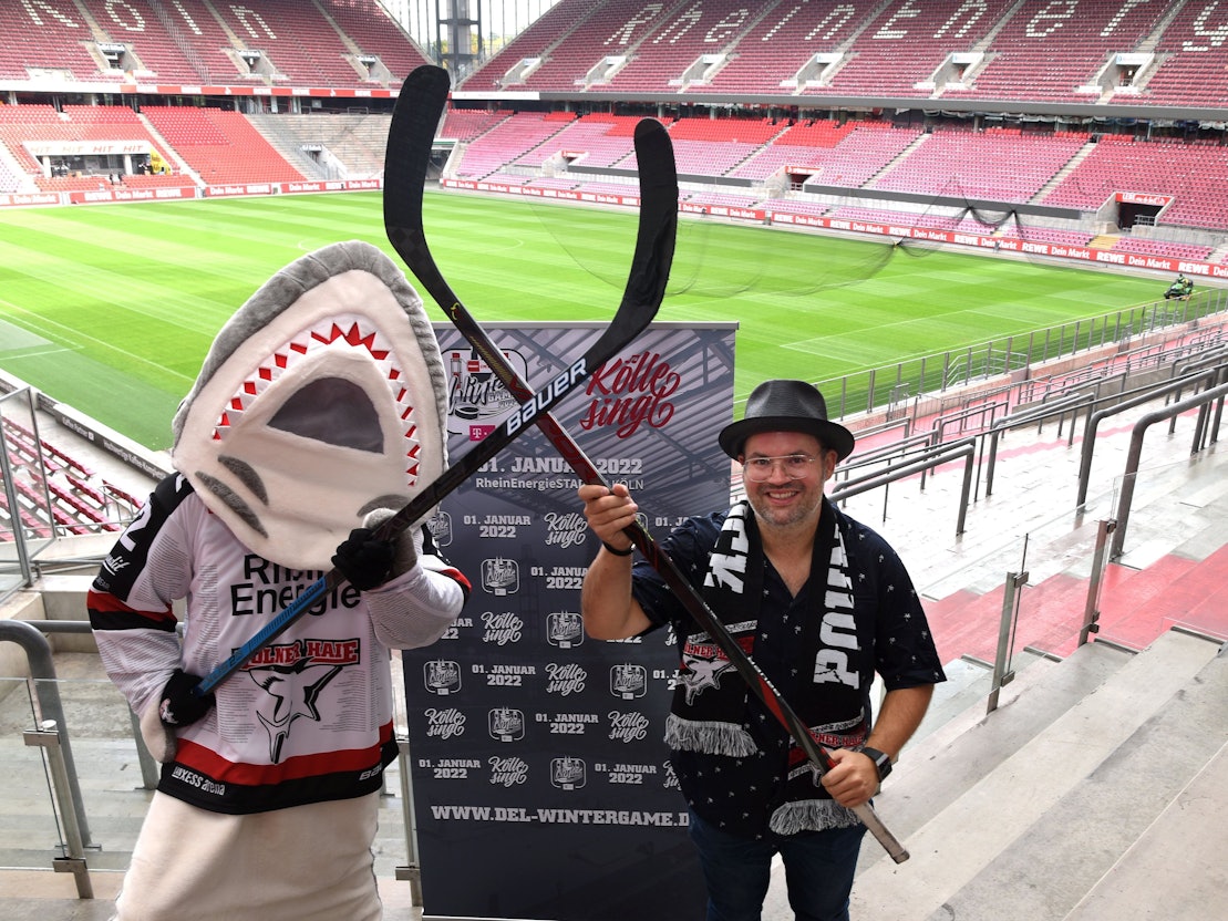 Sharky und Björn Heuser  freuen sich auf die Eishockey Winterspiele im Rheinenergie Stadion.
Foto: Csaba Peter Rakoczy