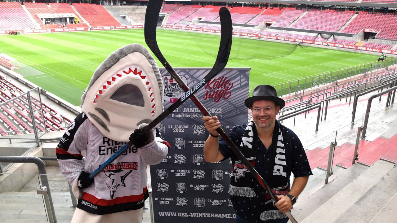 Sharky und Björn Heuser freuen sich auf die Eishockey Winterspiele im Rheinenergie Stadion.
Foto: Csaba Peter Rakoczy