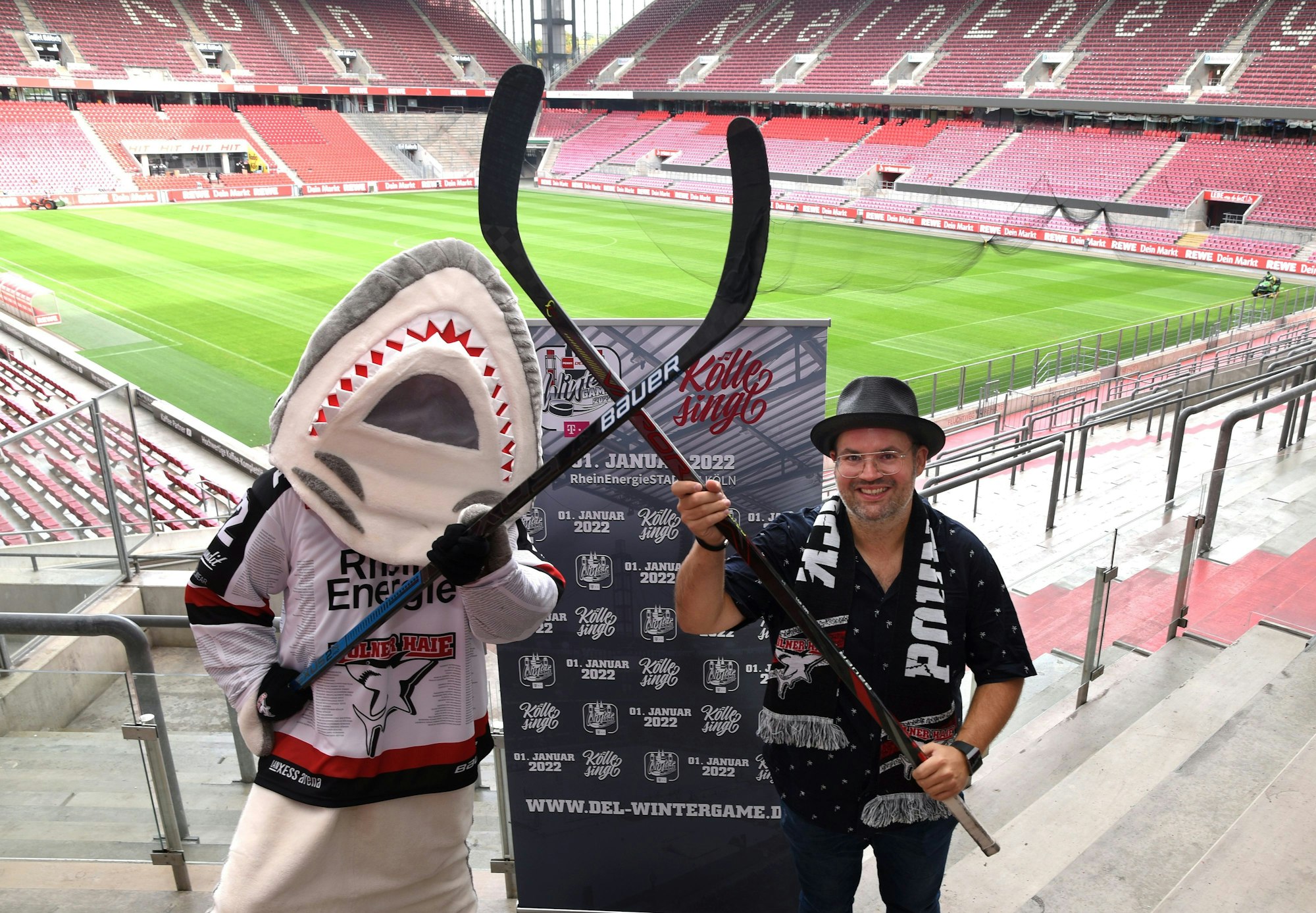 Sharky und Björn Heuser freuen sich auf die Eishockey Winterspiele im Rheinenergie Stadion.
Foto: Csaba Peter Rakoczy