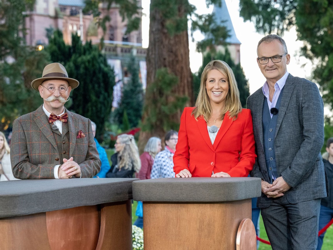 Bei „Bares für Rares“ mit Horst Lichter (l.) verkauften auch Anne Gesthuysen, Frank Plasberg einen Gegenstand.