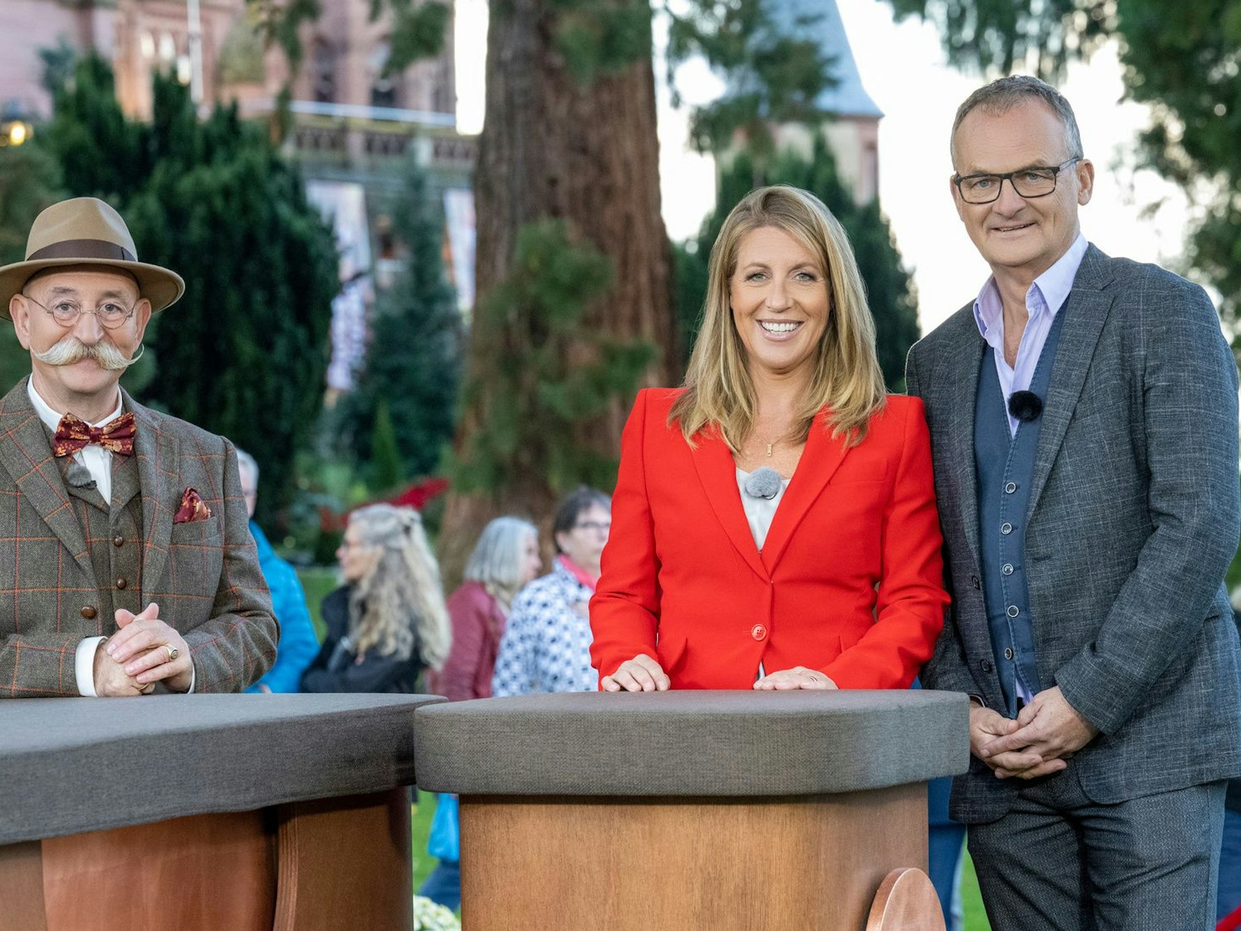 Bei „Bares für Rares“ mit Horst Lichter (l.) verkauften auch Anne Gesthuysen, Frank Plasberg einen Gegenstand.