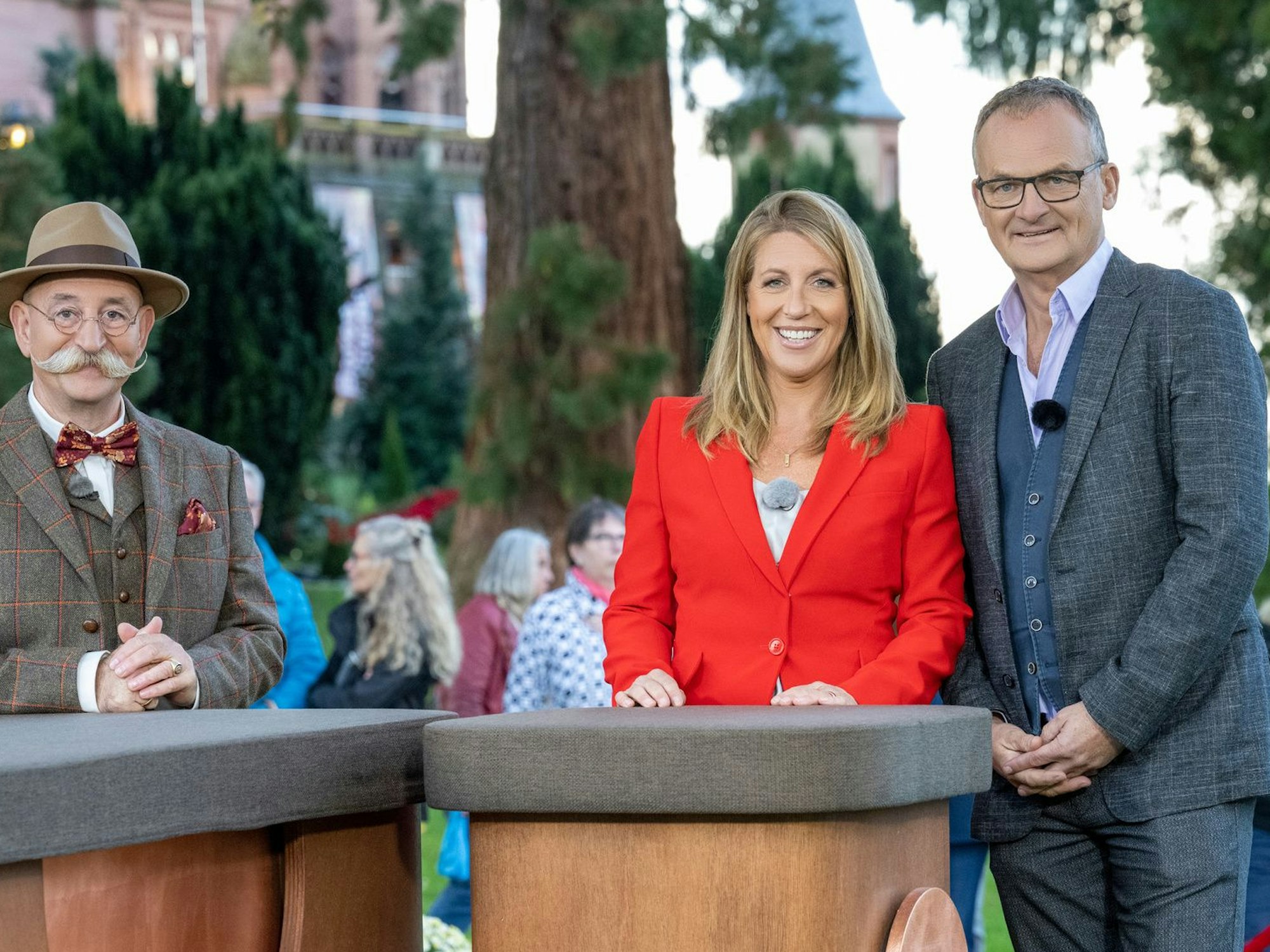 Bei „Bares für Rares“ mit Horst Lichter (l.) verkauften auch Anne Gesthuysen, Frank Plasberg einen Gegenstand.