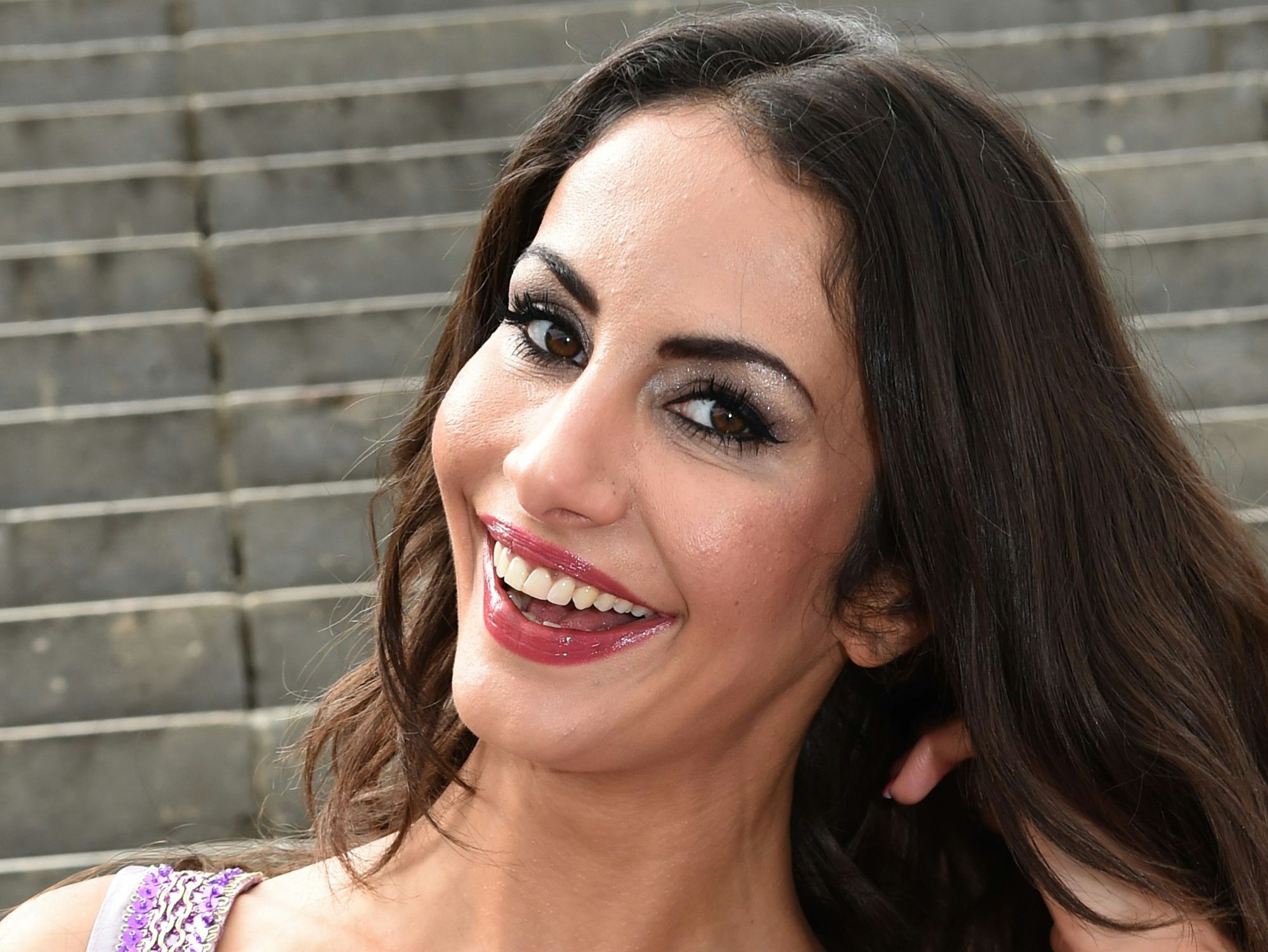 Das Model Janina Youssefian posiert im Dirndl.