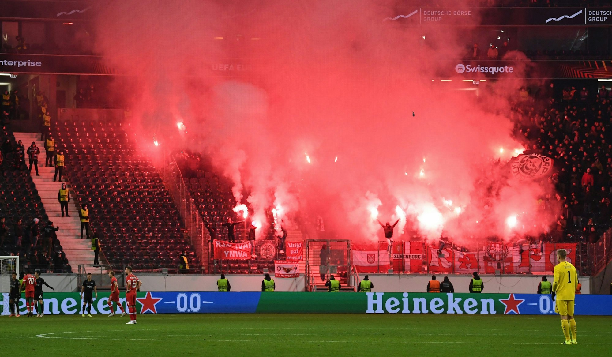 Pyrotechnik im Block von Royal Antwerpen.