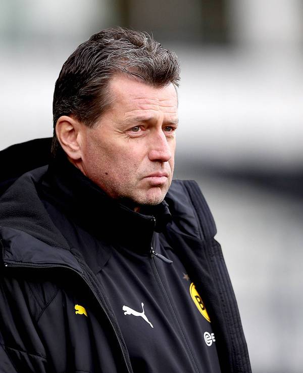 Michael Skibbe steht in BVB-Trainingsjacke an der Seitenlinie.