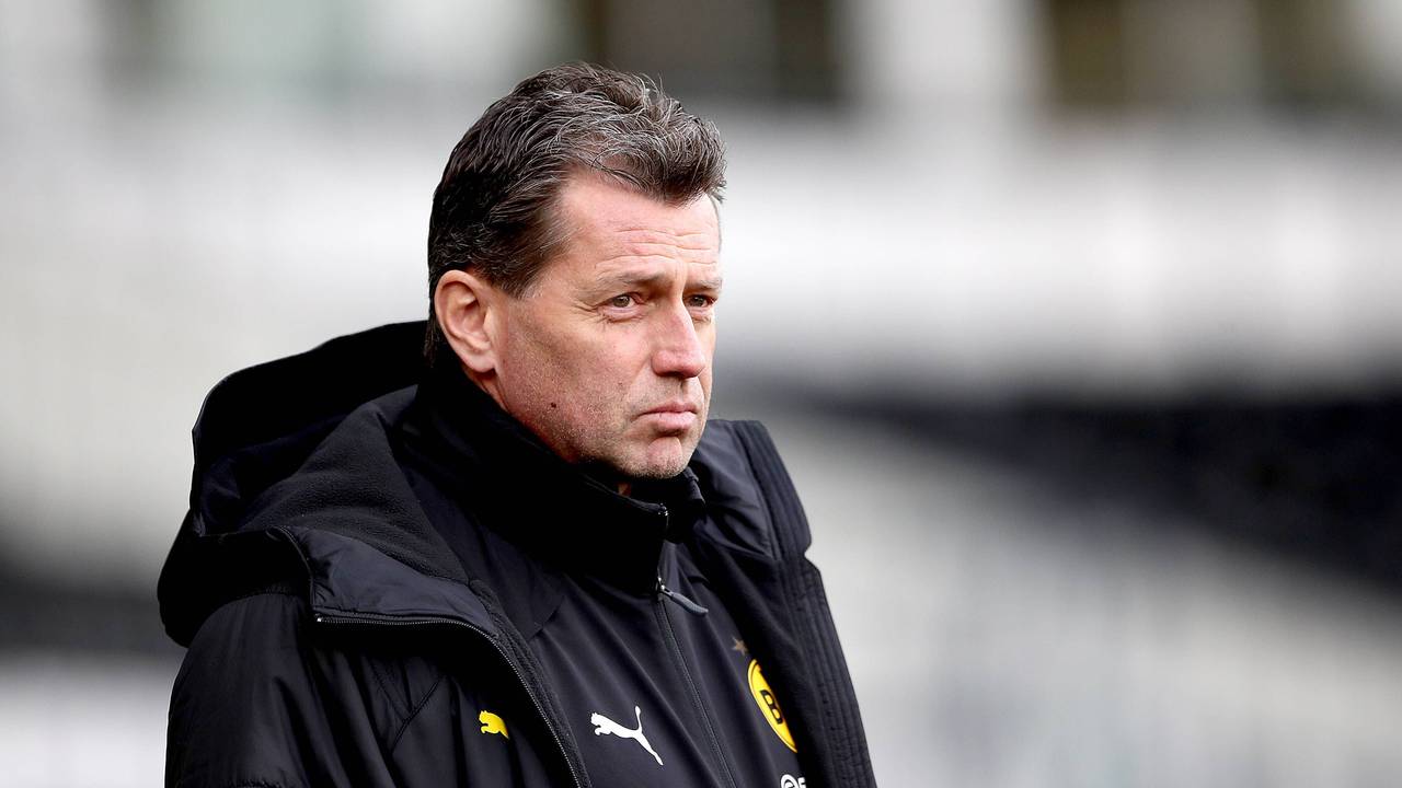 Michael Skibbe steht in BVB-Trainingsjacke an der Seitenlinie.
