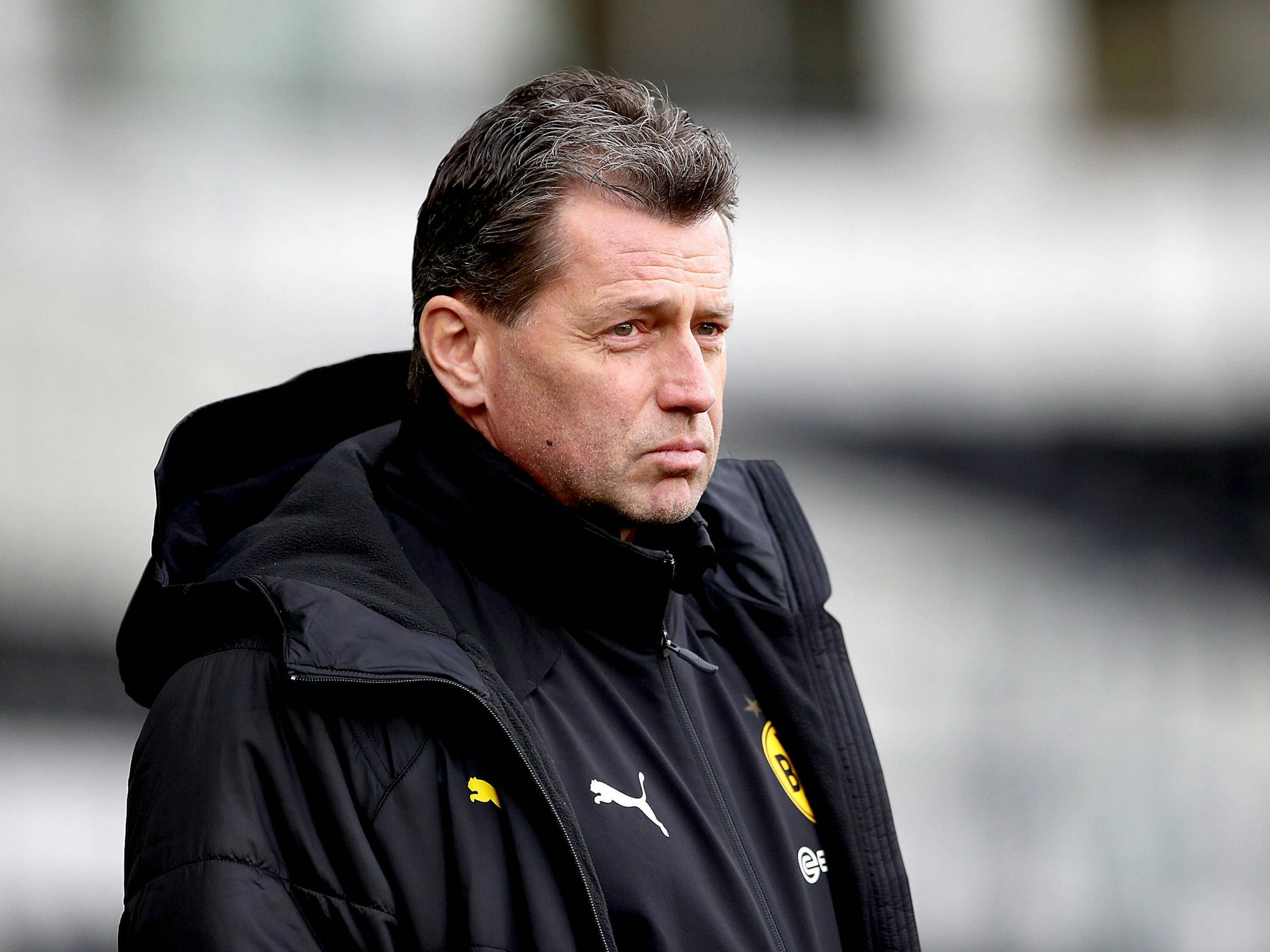 Michael Skibbe steht in BVB-Trainingsjacke an der Seitenlinie.