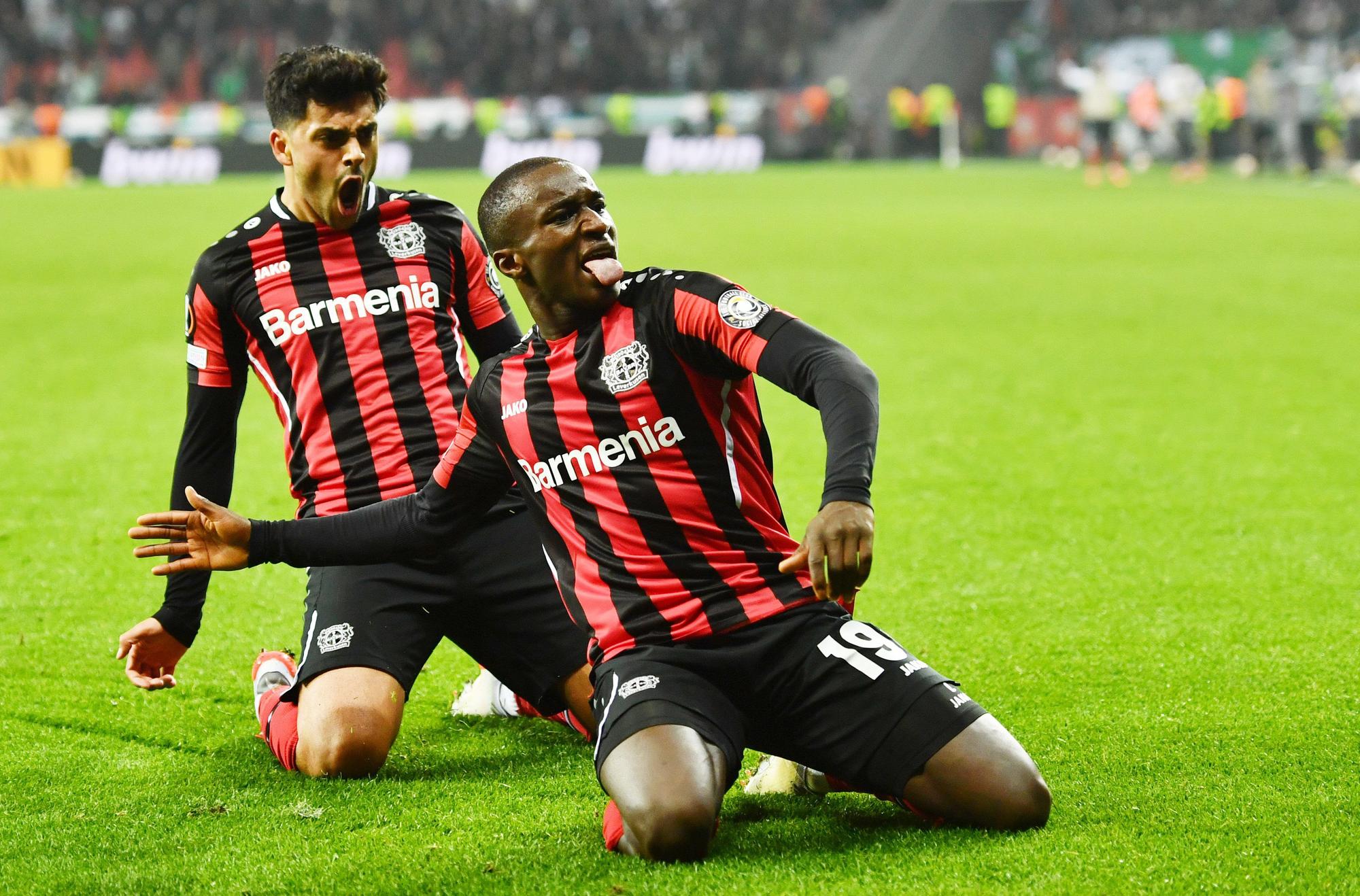 Leverkusens Moussa Diaby jubelt nach seinem Tor zum 3:2 mit Mannschaftskollege Nadiem Amiri.