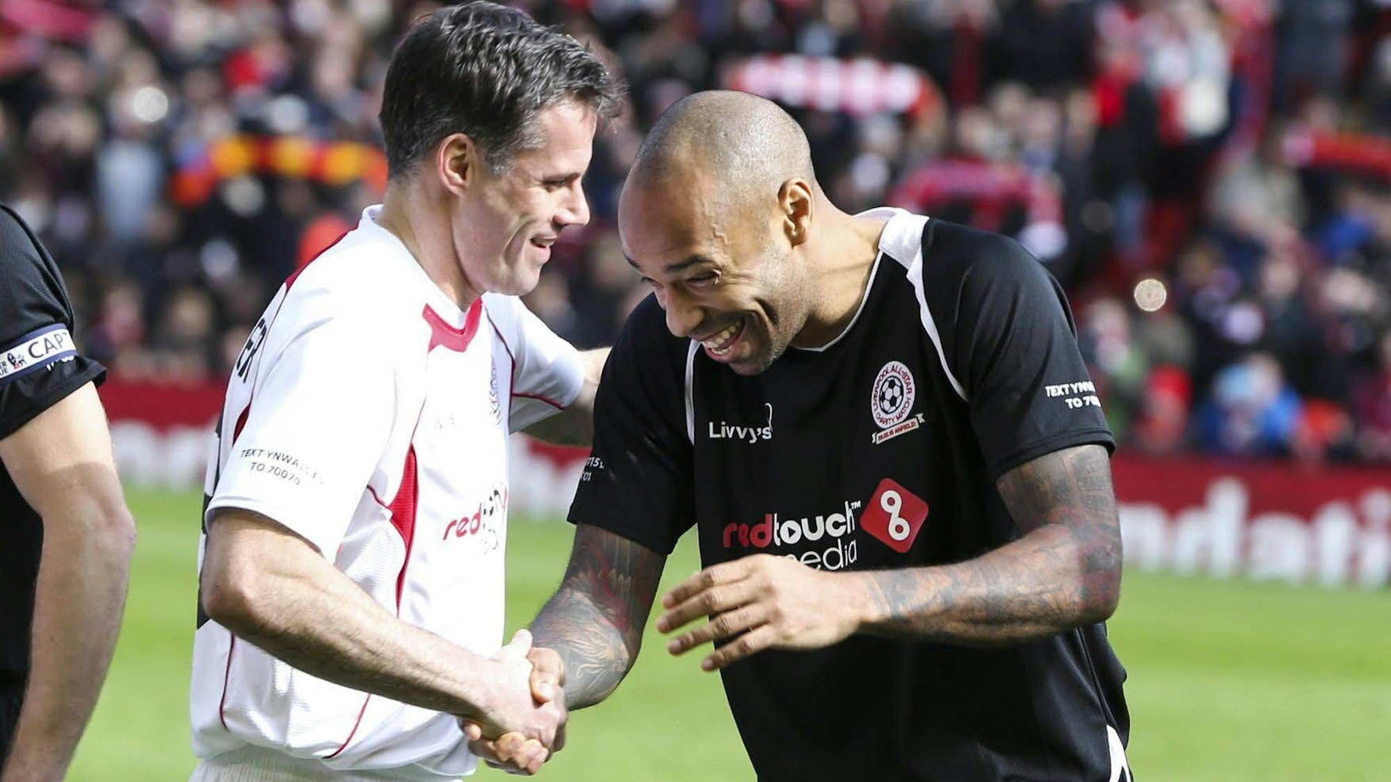 Jamie Carragher (l.) und Thierry Henry geben sich die Hand.