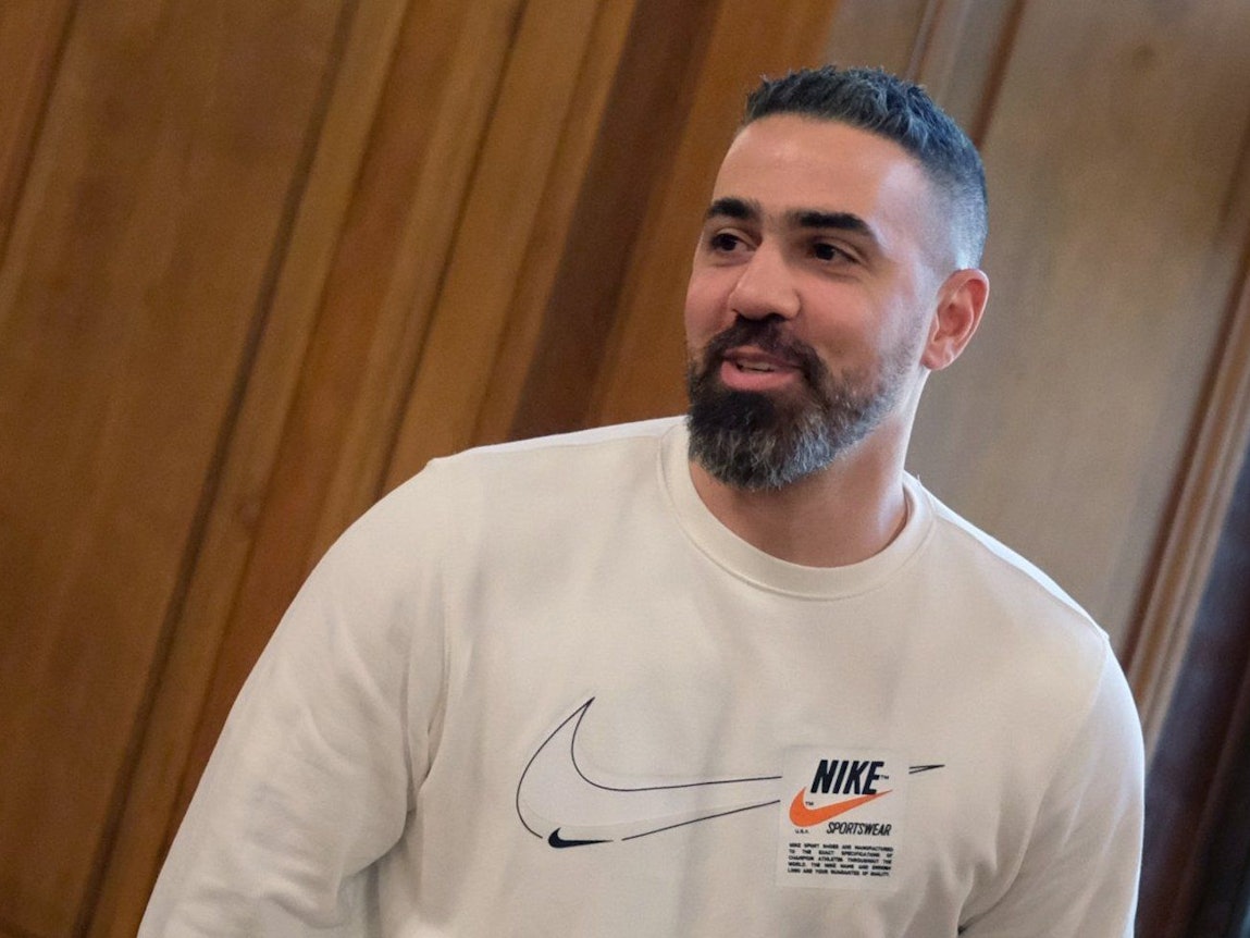 Bushido, Rapper und Musikproduzent, kommt in einen Saal des Bundesverwaltungsgerichtes.
