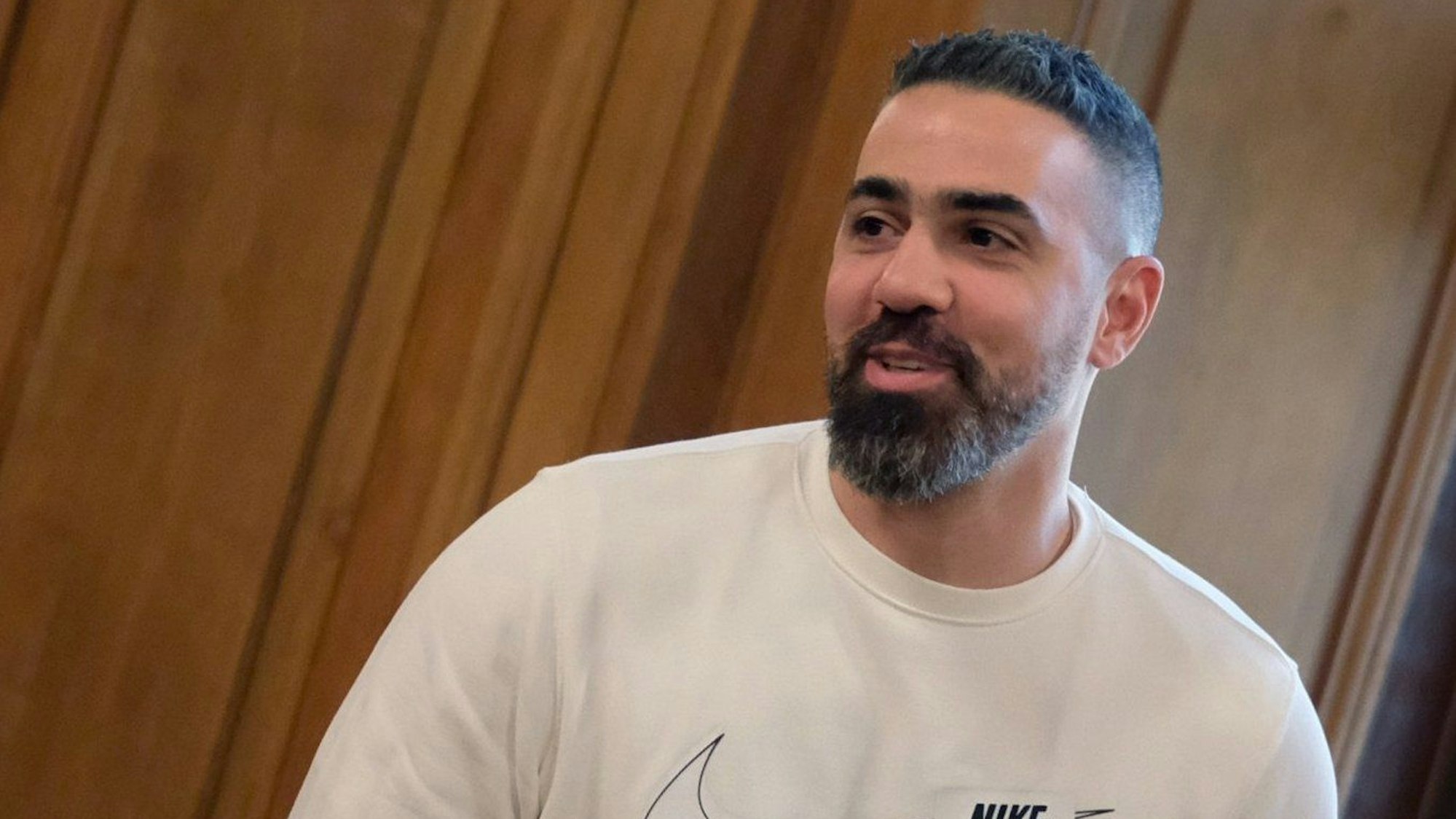 Bushido, Rapper und Musikproduzent, kommt in einen Saal des Bundesverwaltungsgerichtes.